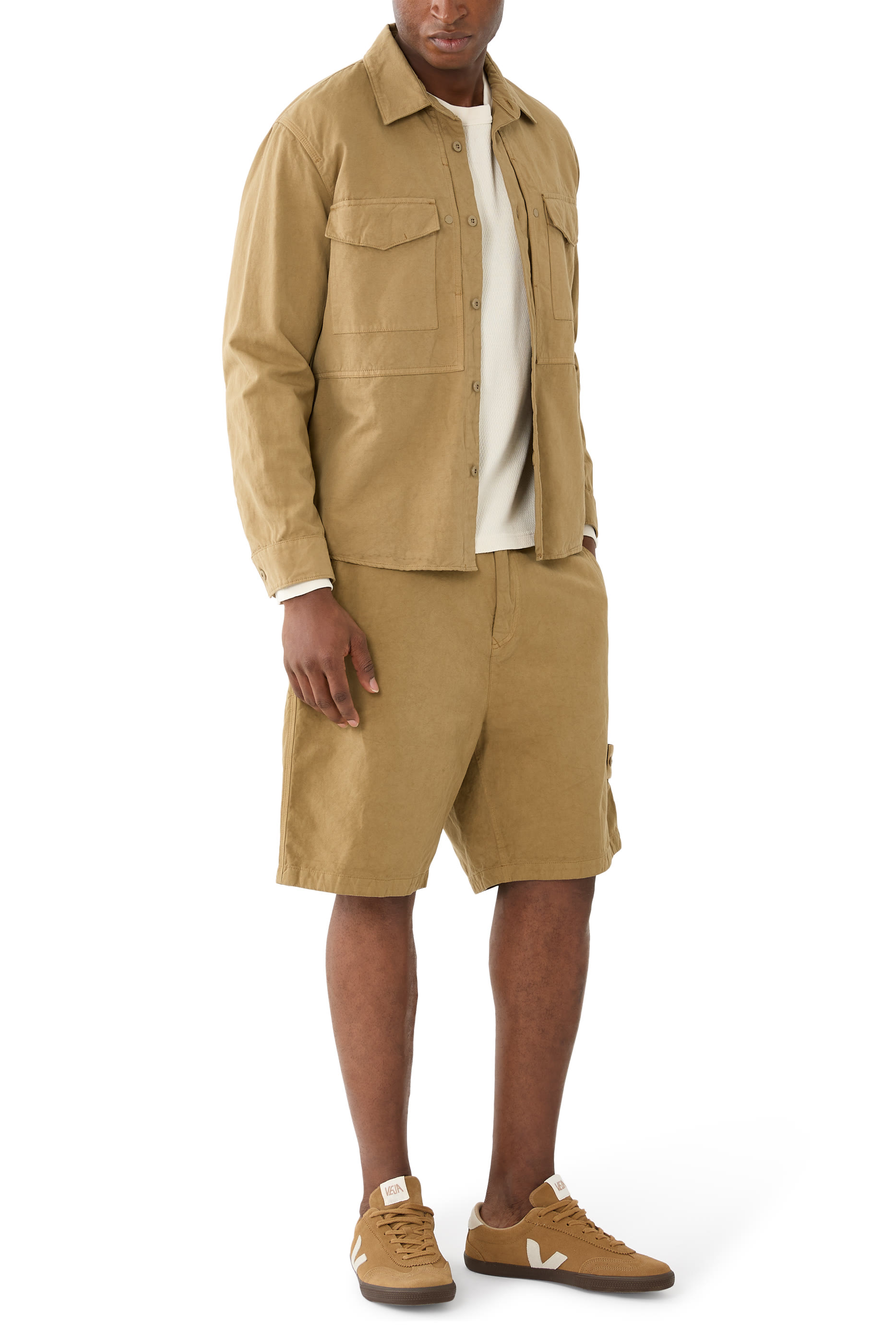 قميص بنمط جاكيت بأزرار وشعار الماركة