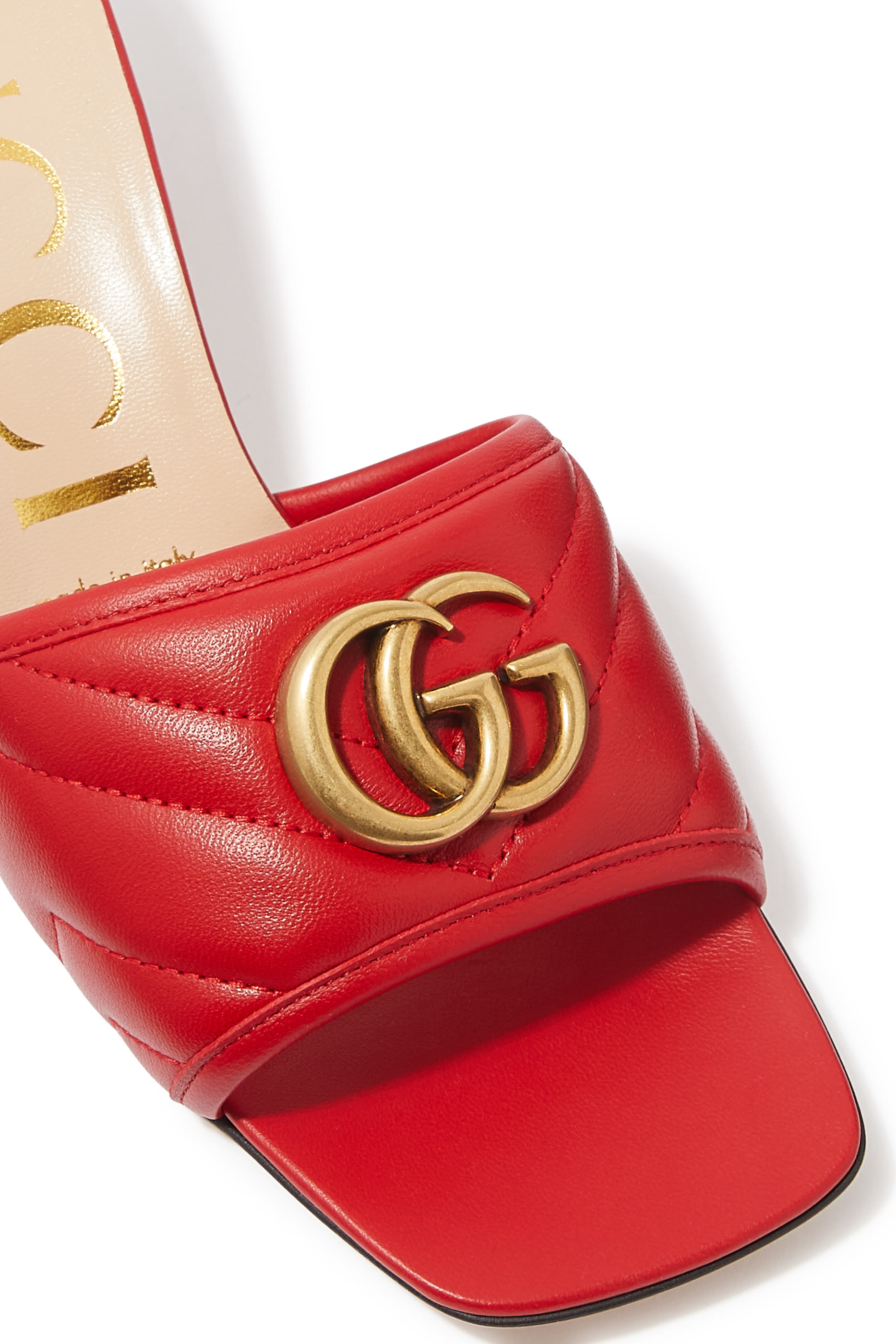 صندل مفتوح من الخلف ومزين بشعار GG