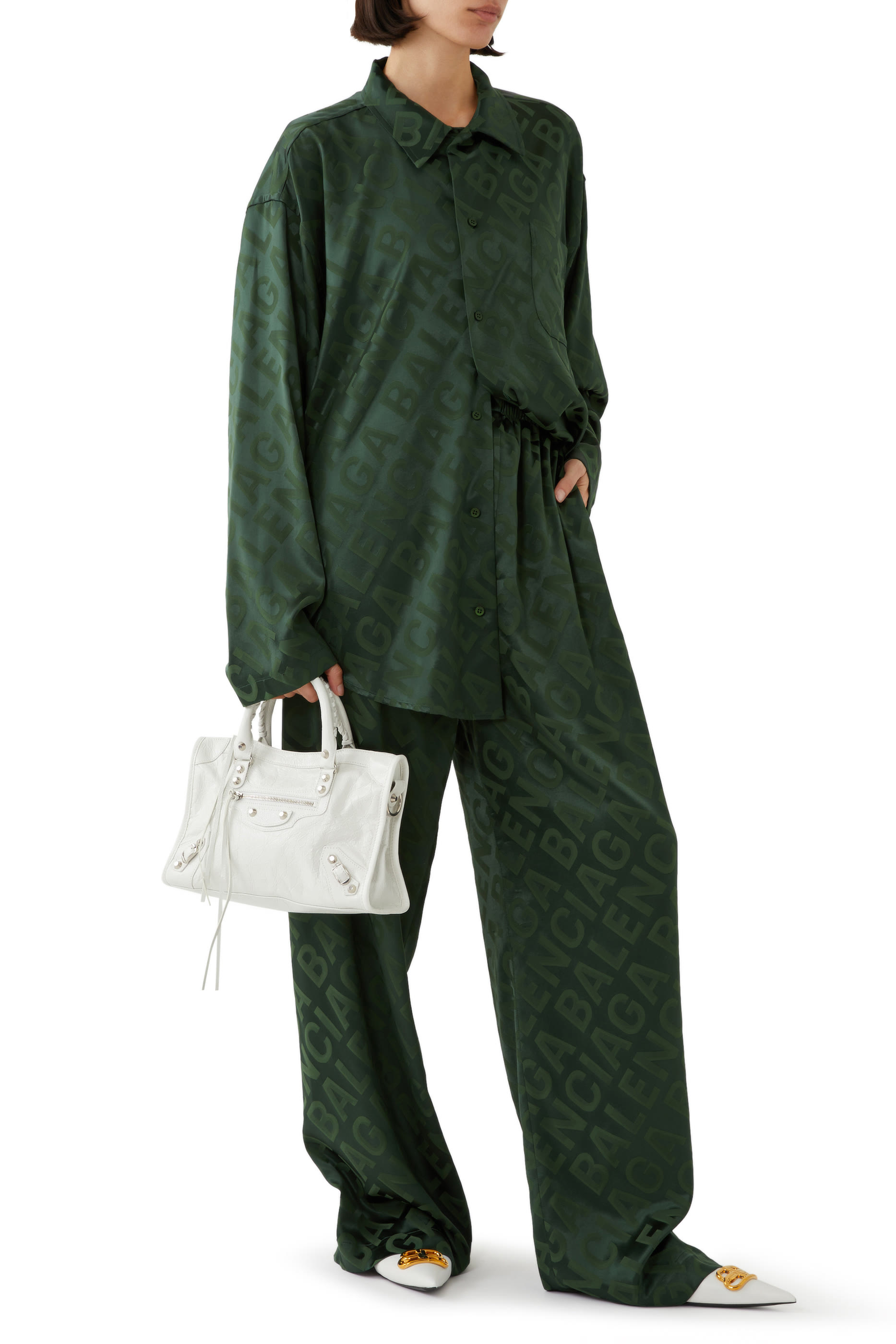 بنطال بيجامة بقصة واسعة وبشعار الماركة بالكامل