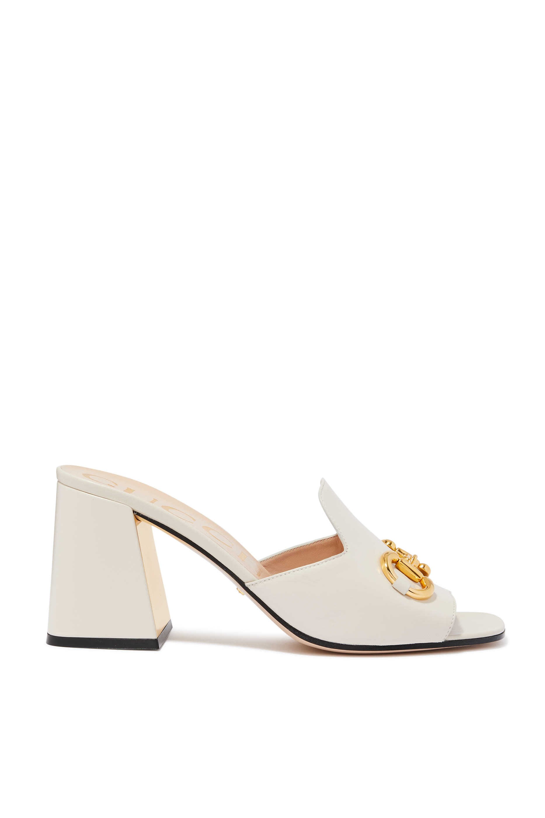 صندل مفتوح مزين بحلية لجام الحصان