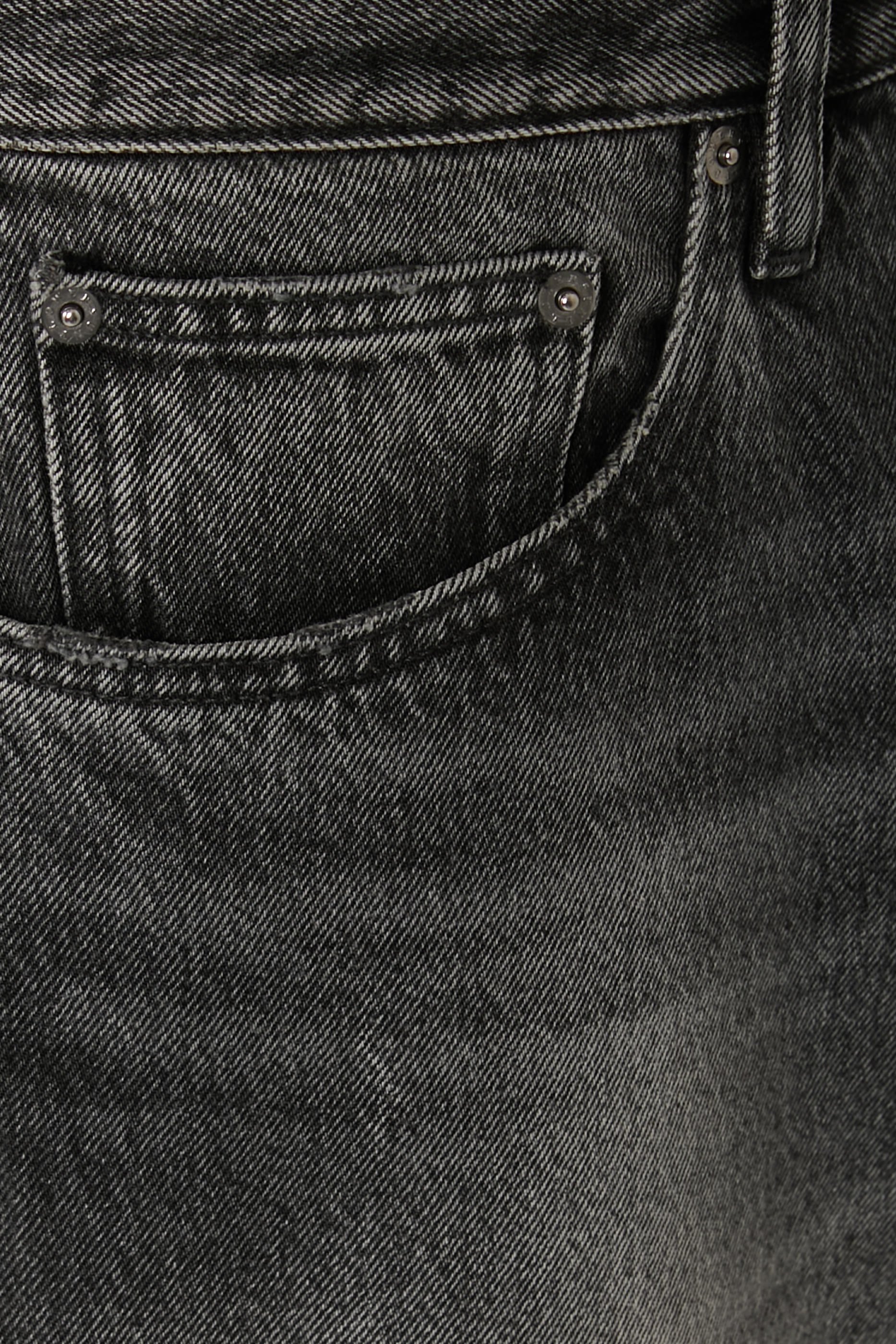 بنطال جينز بقصة واسعة