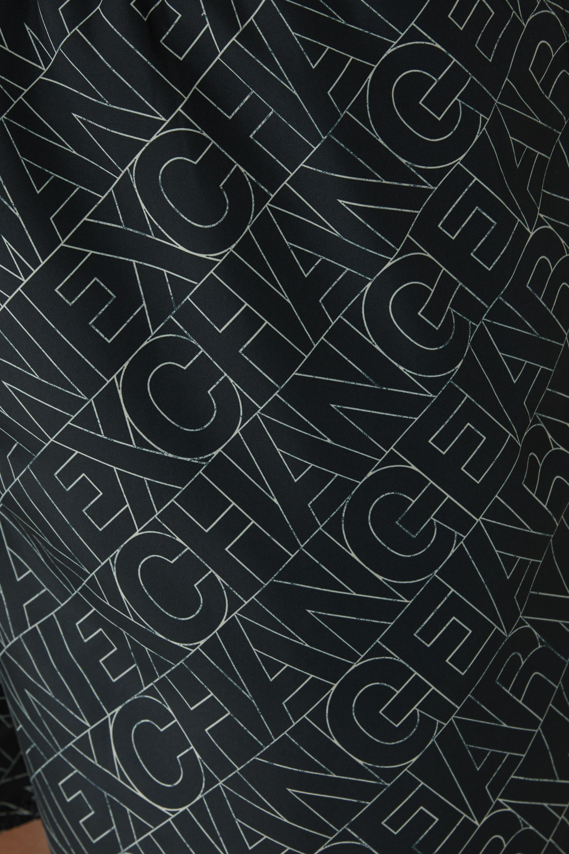 شورت سباحة بشعار الماركة الشهير