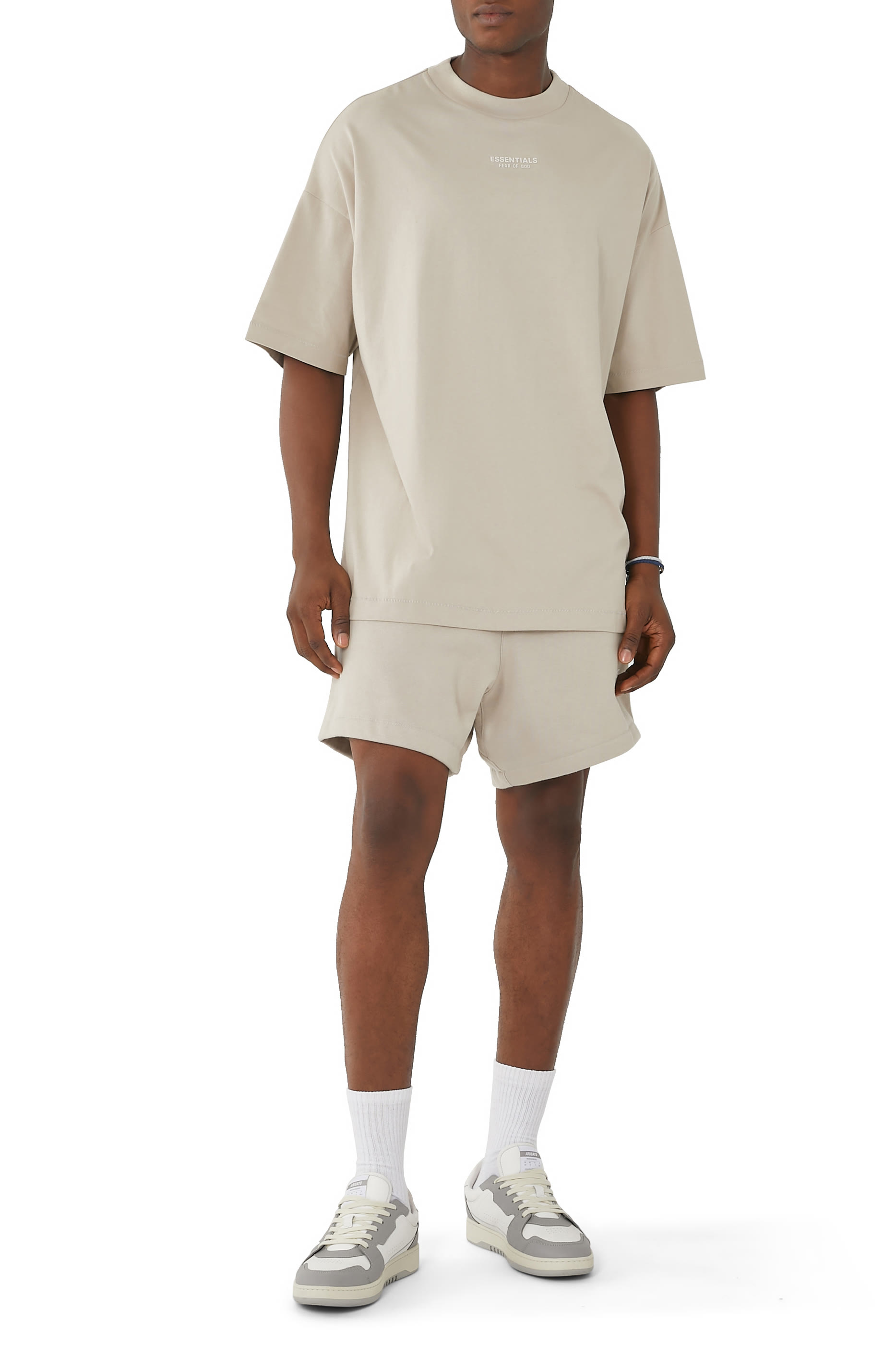 تيشيرت بياقة ضيقة بشعار اسنشالز