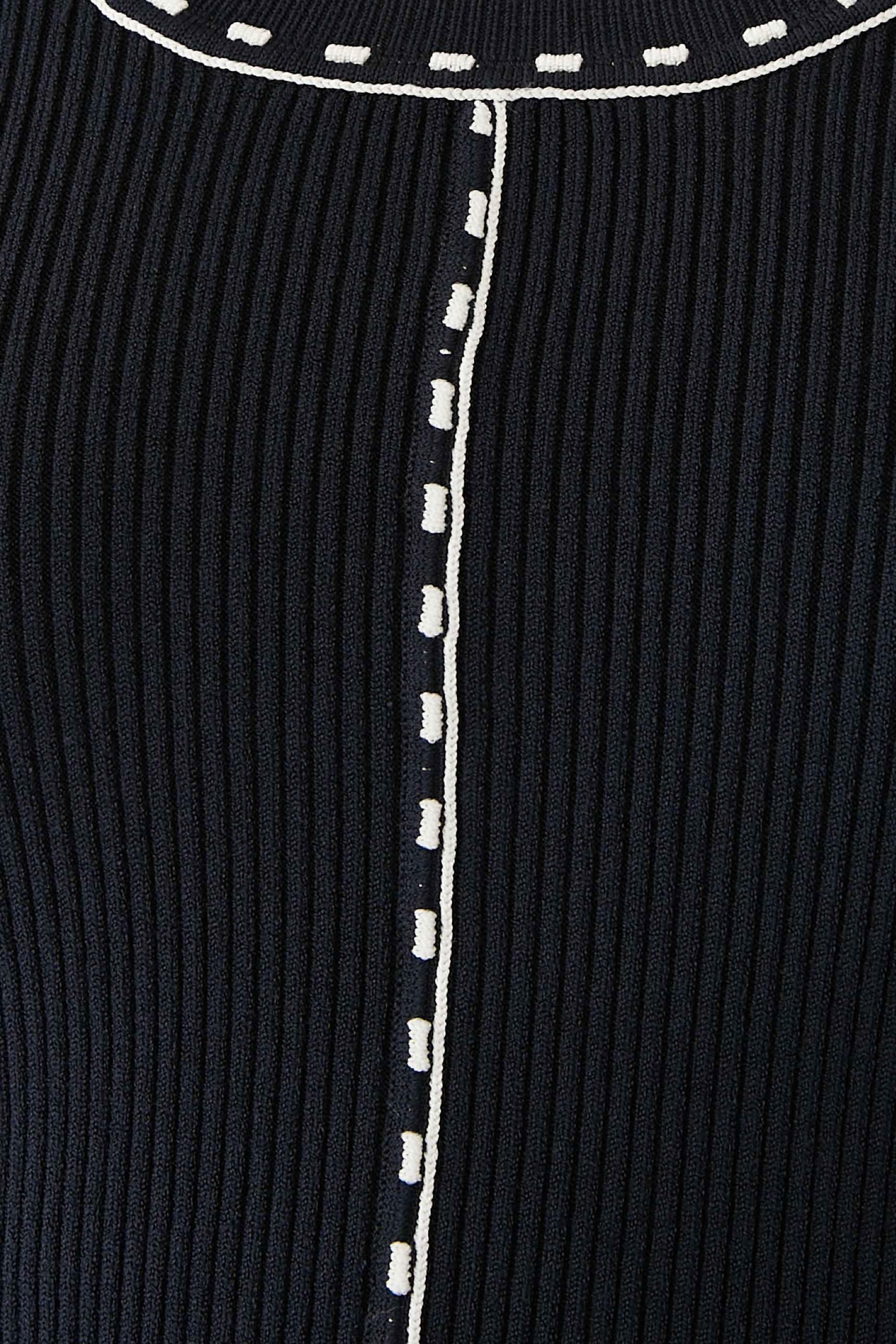 بلوزة نايلا بلا أكمام