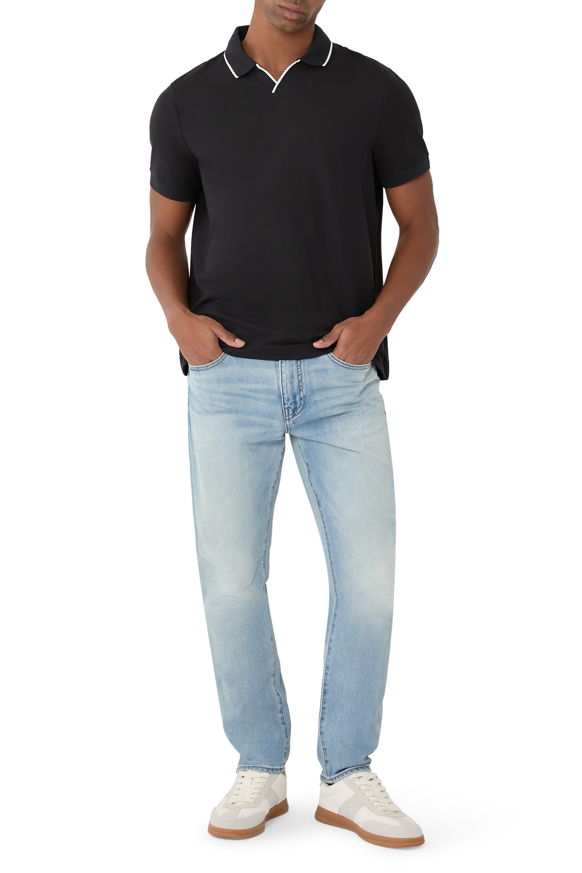 قميص بولو بتفاصيل مغايرة