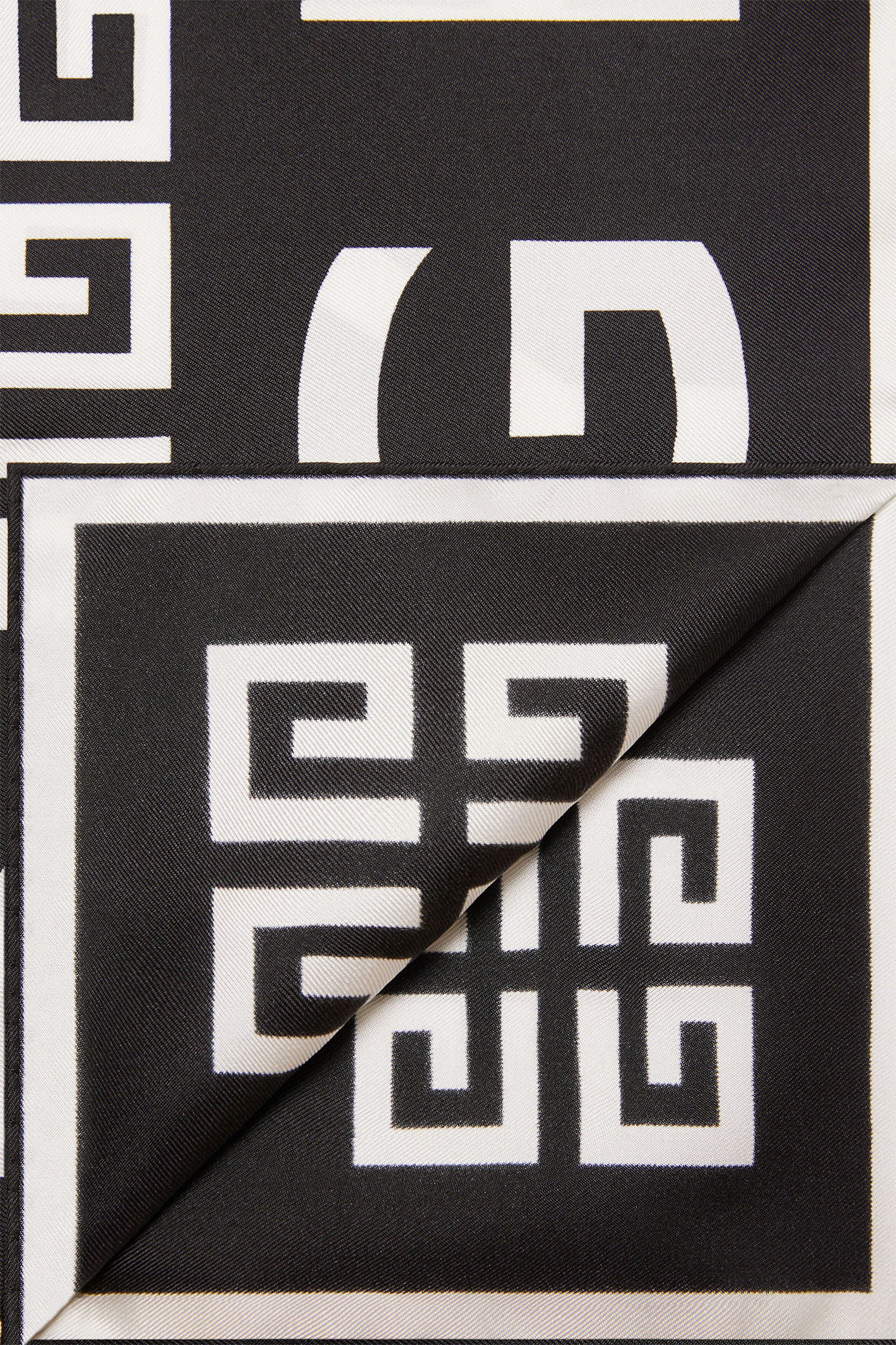 وشاح حرير تويل بنقشة حروف شعار الماركة