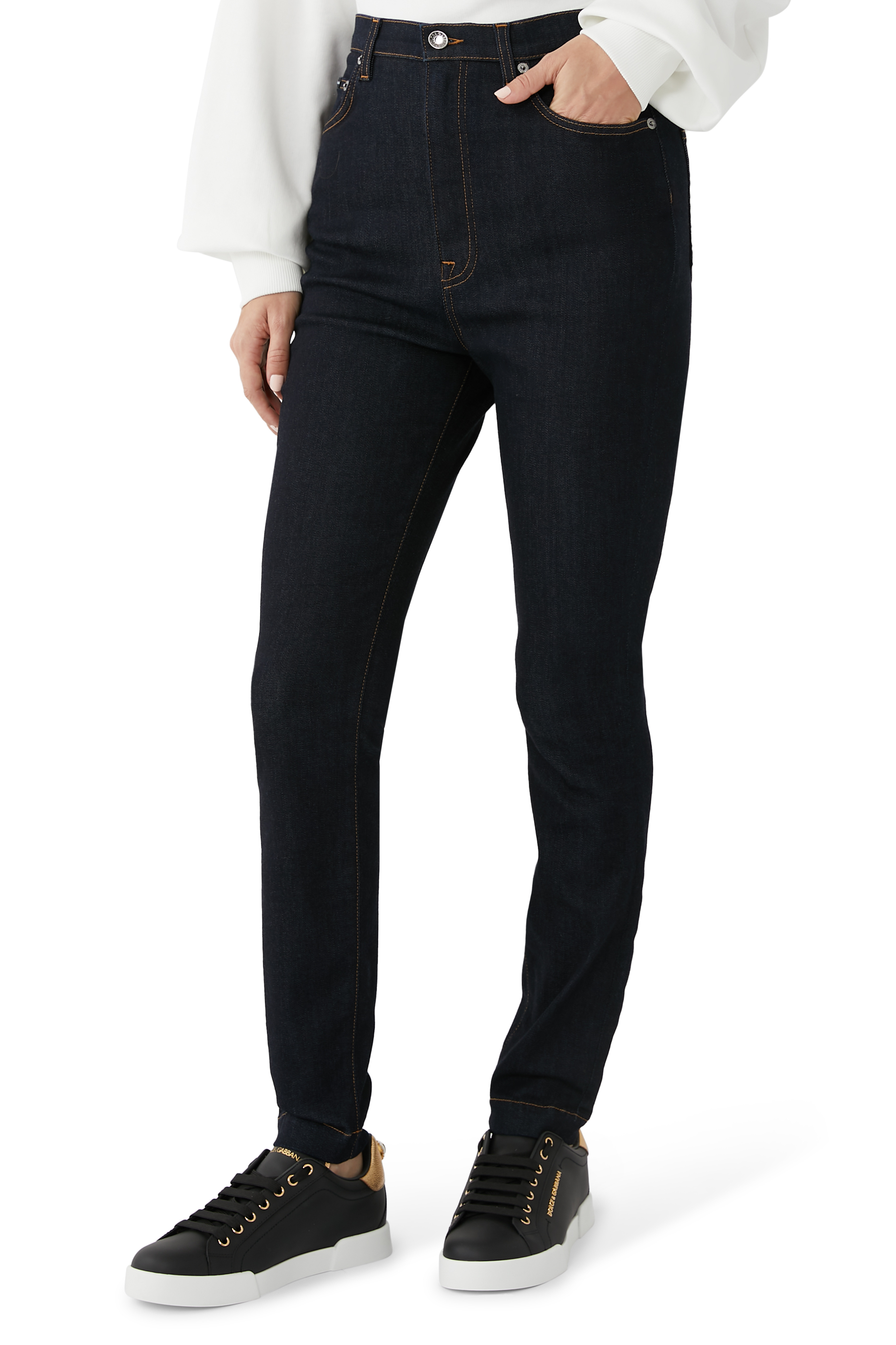 بنطال دنيم بقصة ضيقة وشعار الماركة