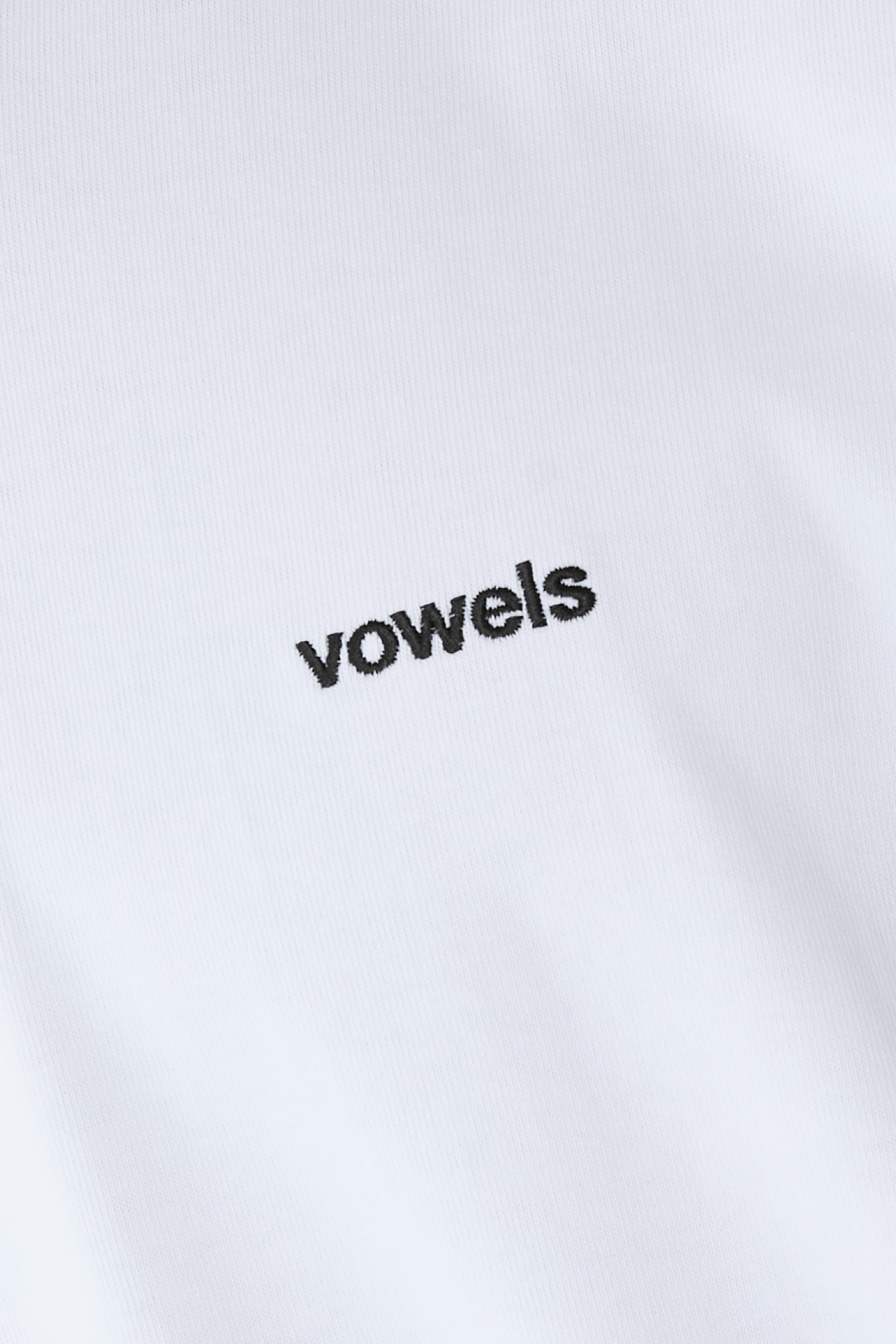 تيشيرت بشعار الماركة الكلاسيكي