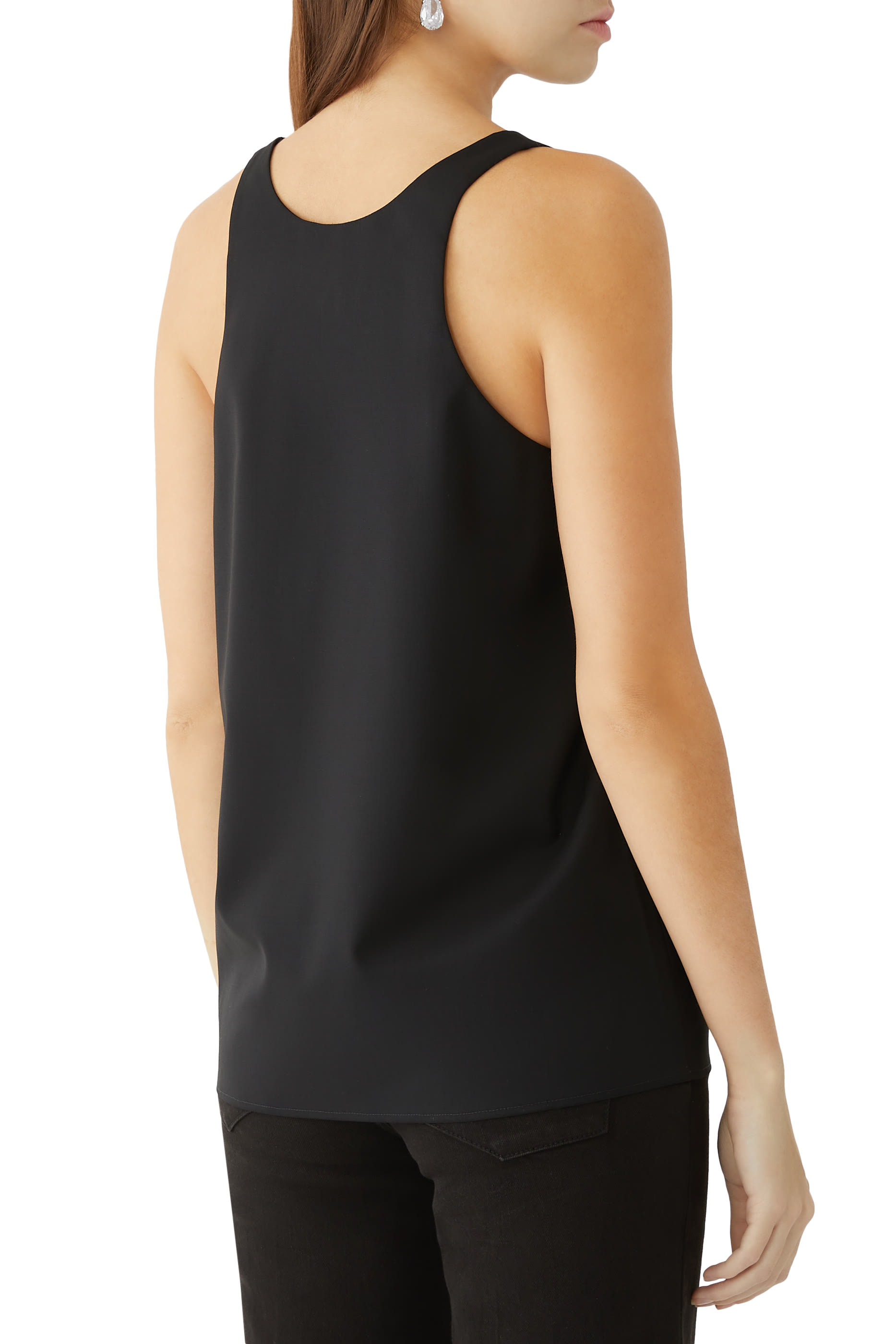 بلوزة ماليا بلا أكمام