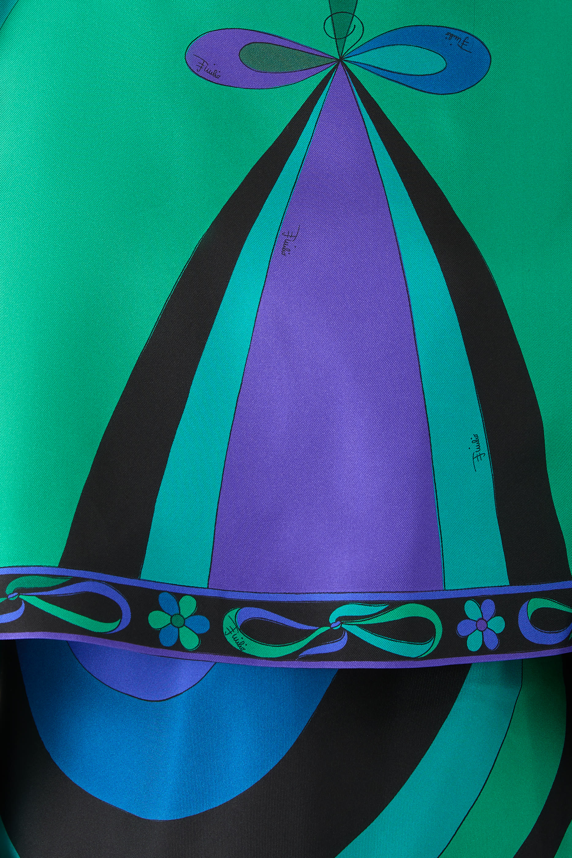 فستان طويل بطبعة ايرايد مع كاب