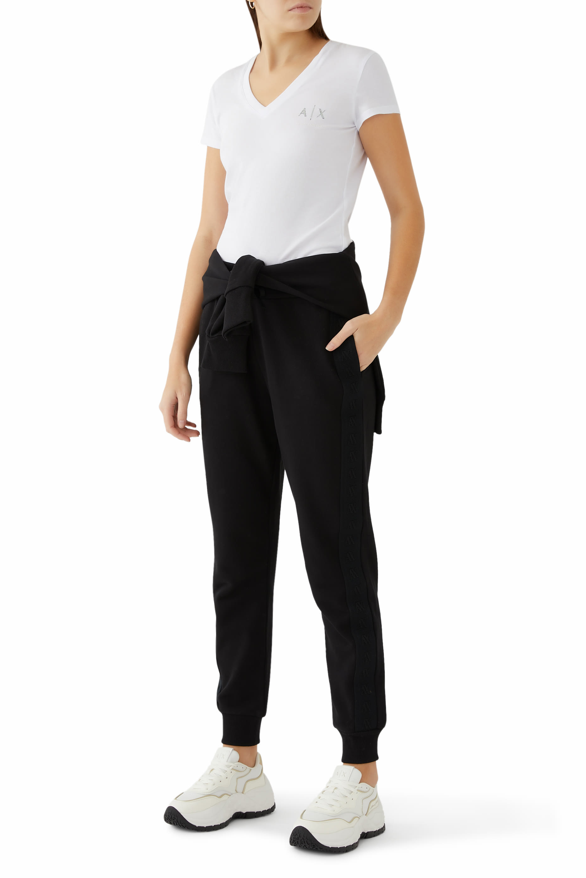 تيشيرت بياقة على شكل حرف V