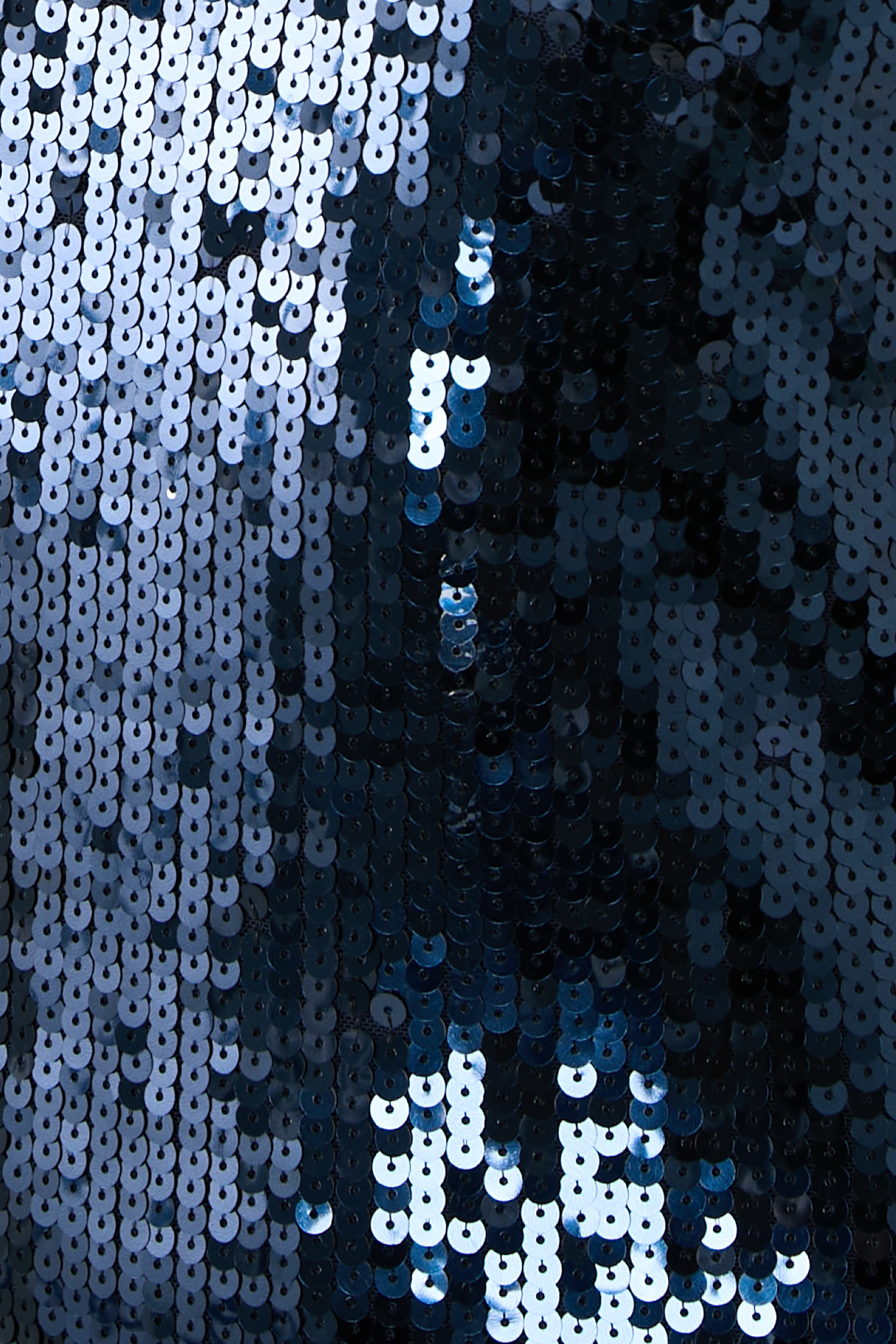 فستان قصير بأكمام طويلة مزين بترتر