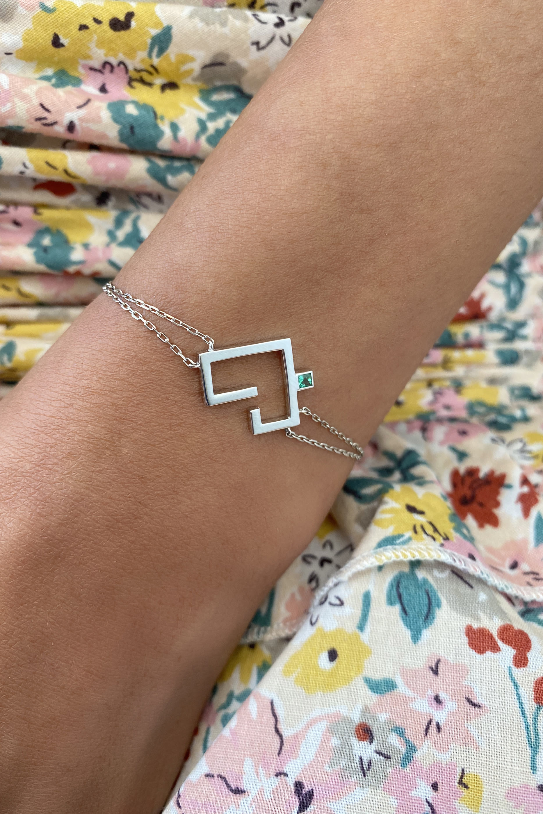 سوار بتصميم كلمة حب مرصع بحجر زمرد ذهب أبيض عيار 18