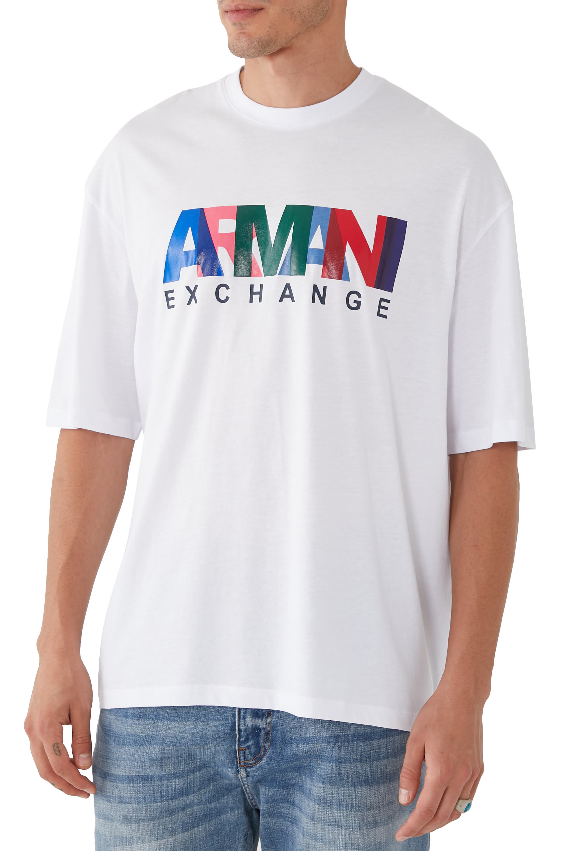 تيشيرت بقصة عادية بياقة ضيقة