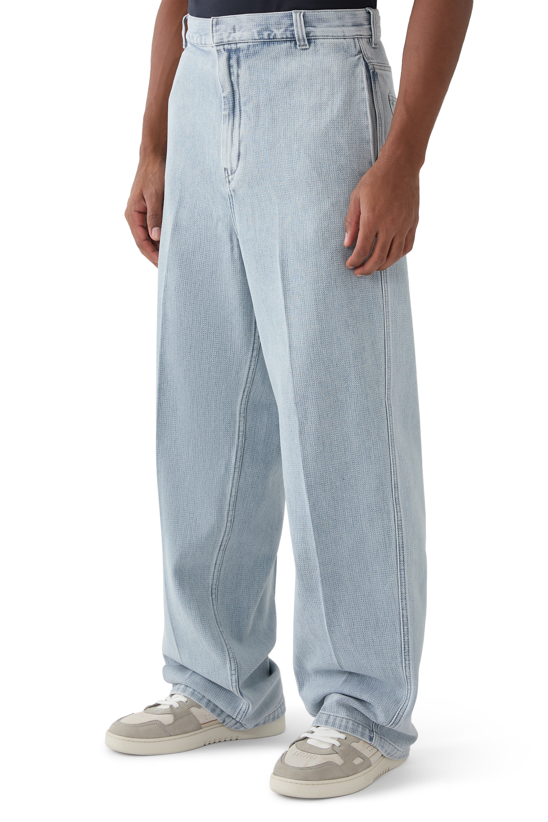 بنطال جينز بقصة فضفاضة