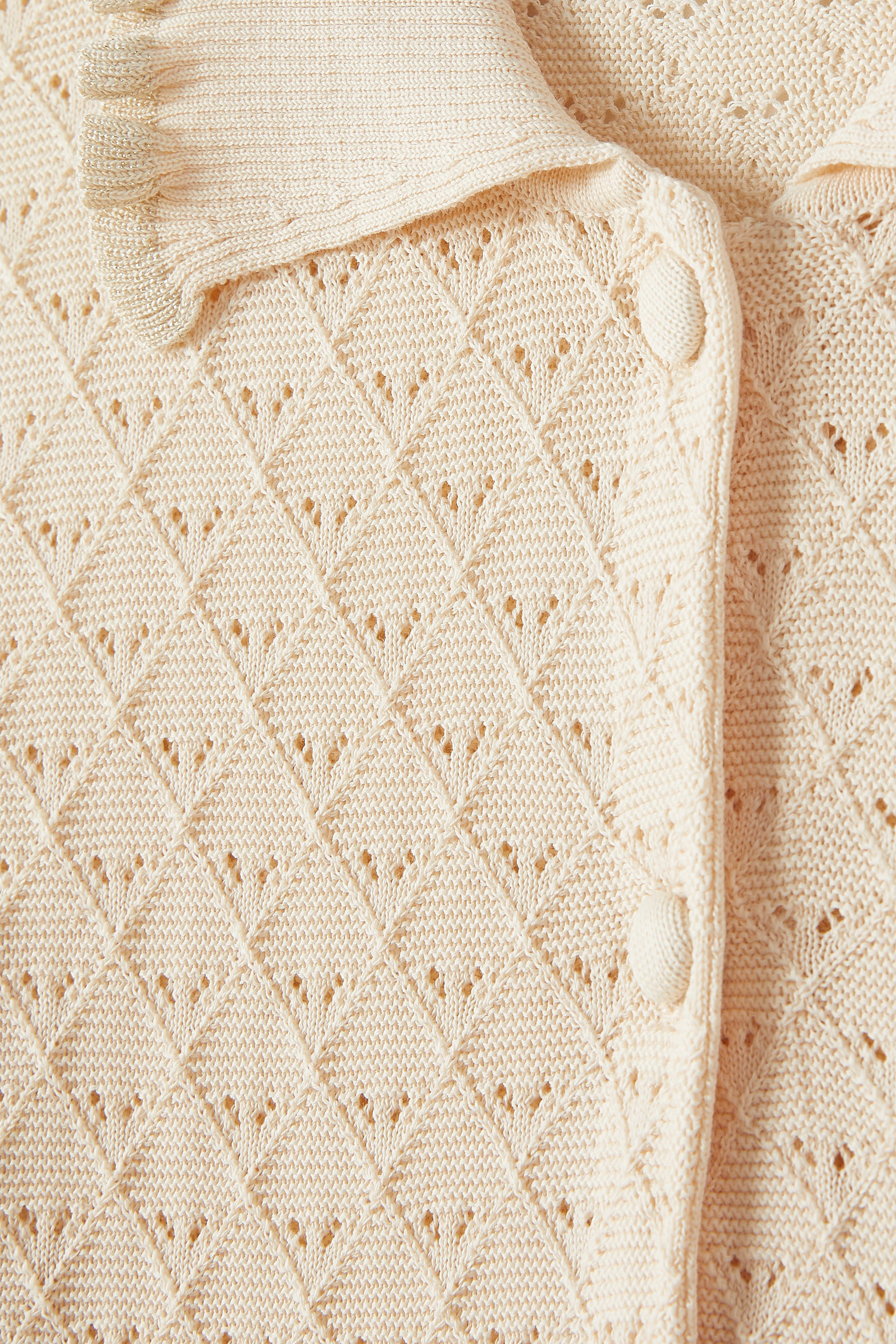 كنزة منسوجة بصف أزرار وشعار الماركة للأطفال