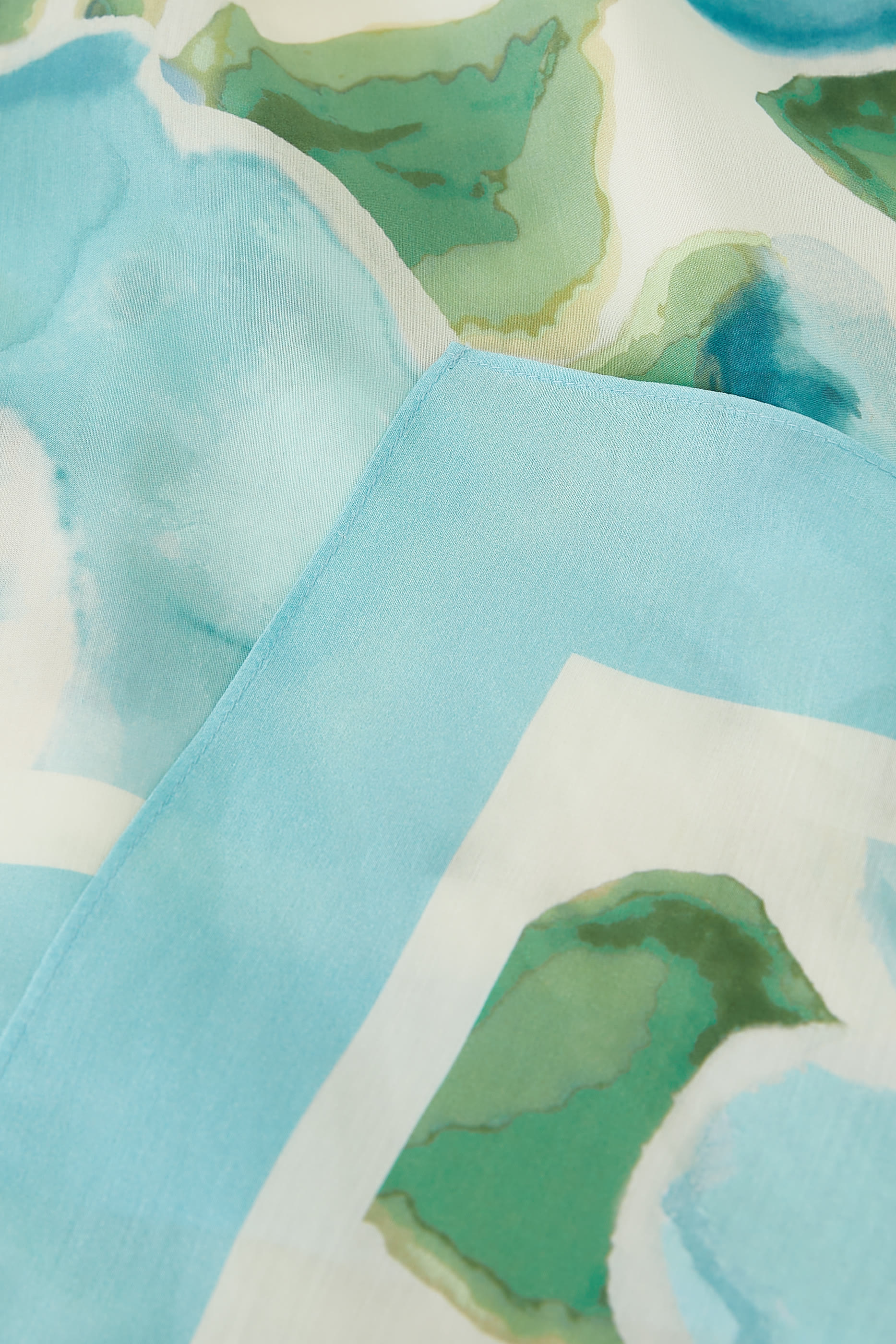 بلوزة بشعار الماركة ونقشة ورود بدون حمالات