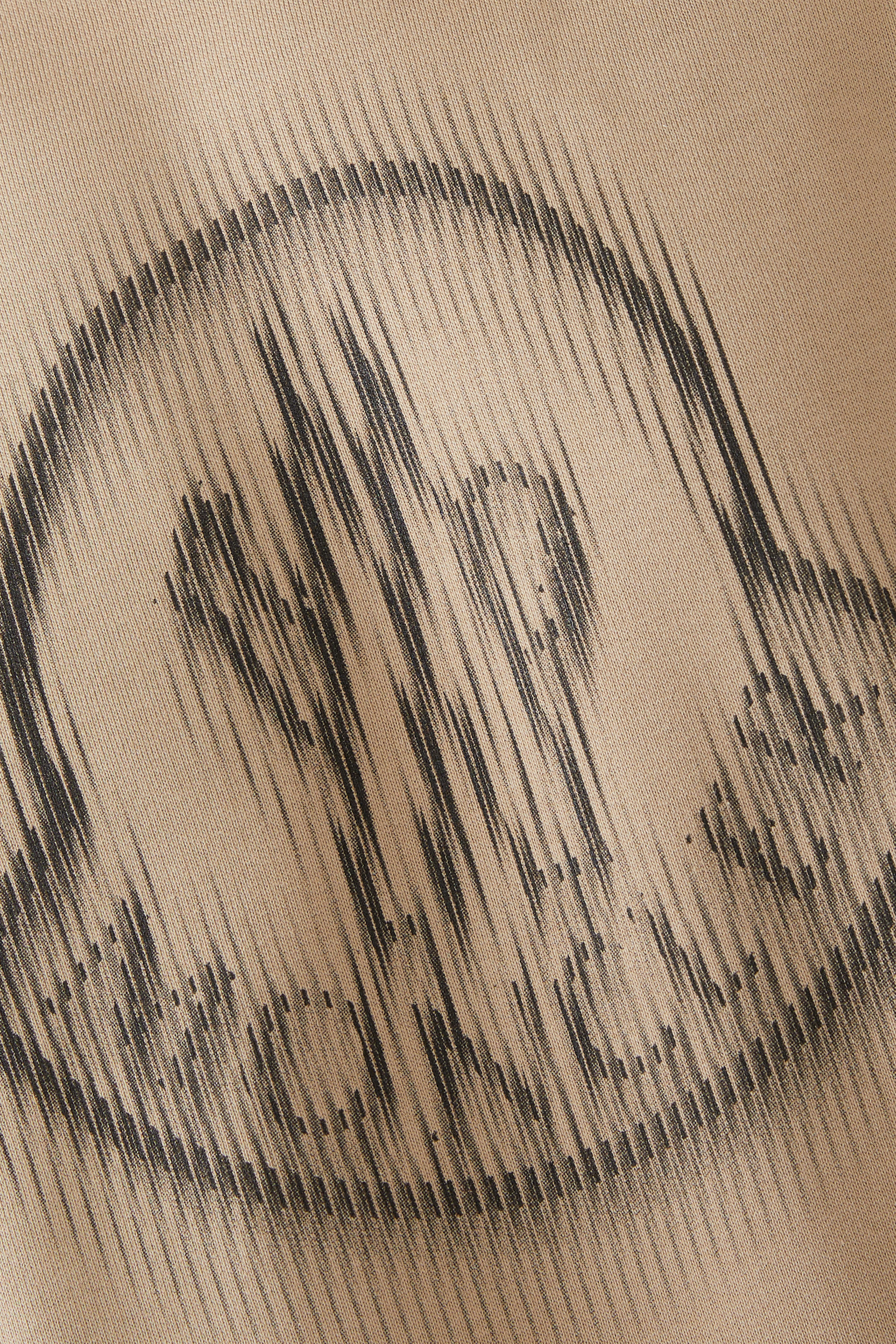 سويت شيرت بشعار غير واضح