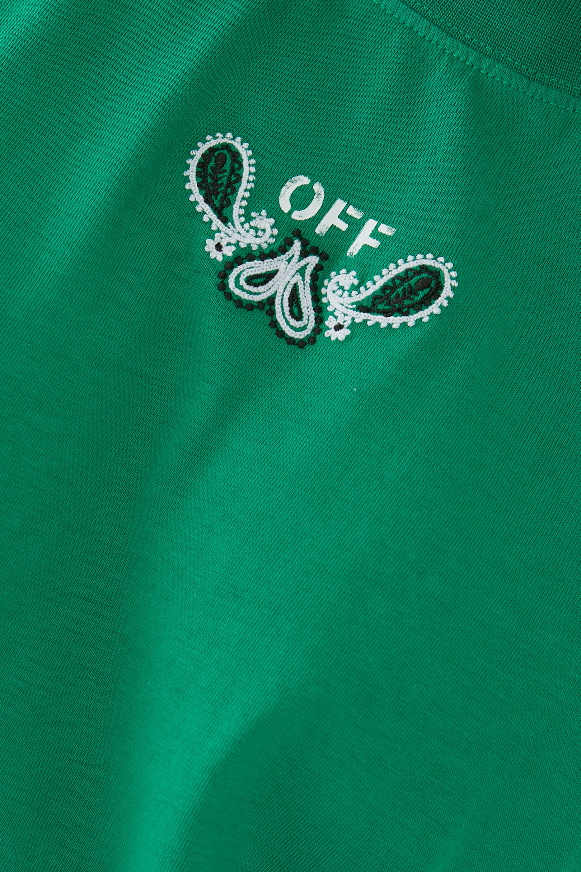 تيشيرت بطبعات باندانا وأسهم