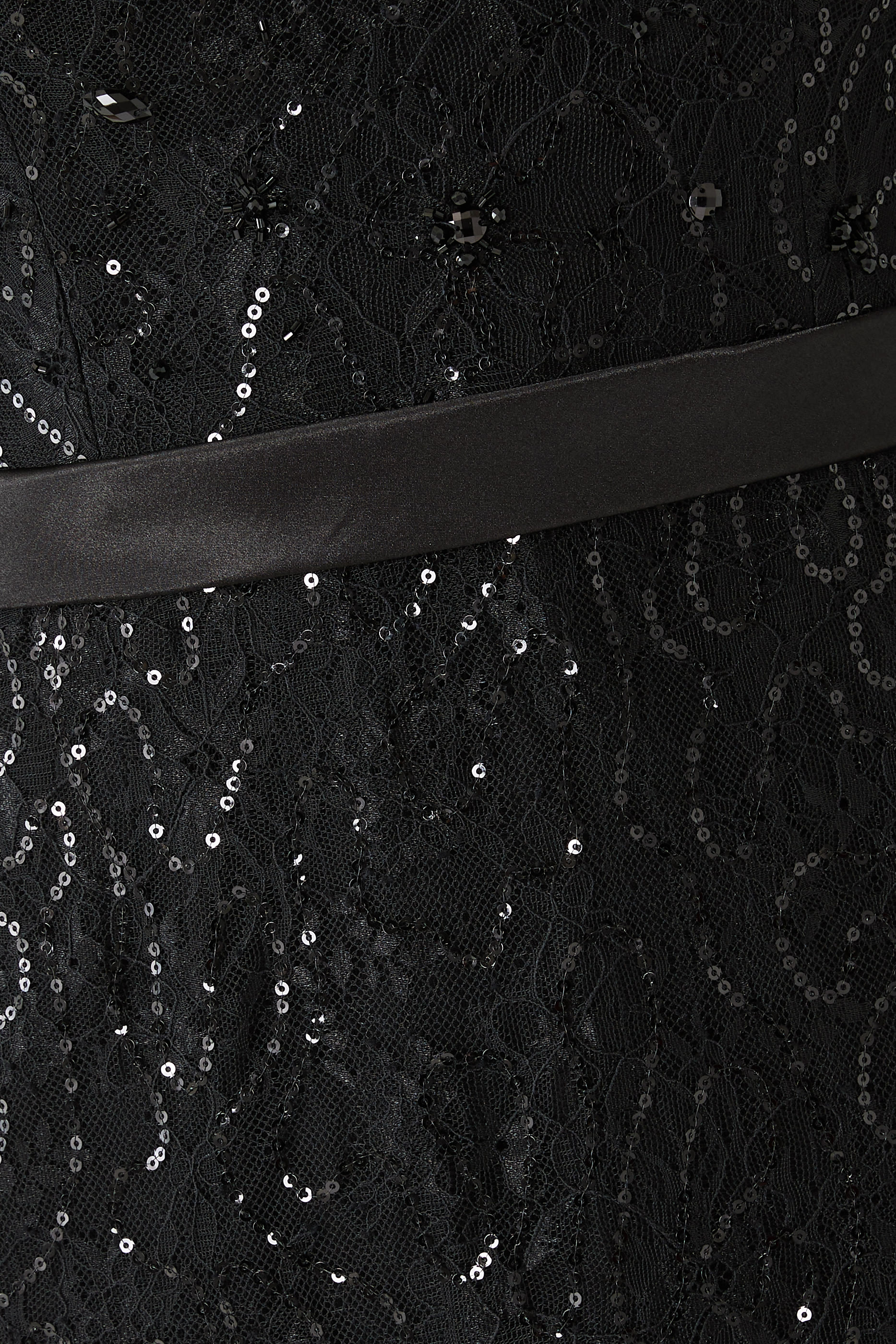 فستان سهرة بدانتيل وترتر