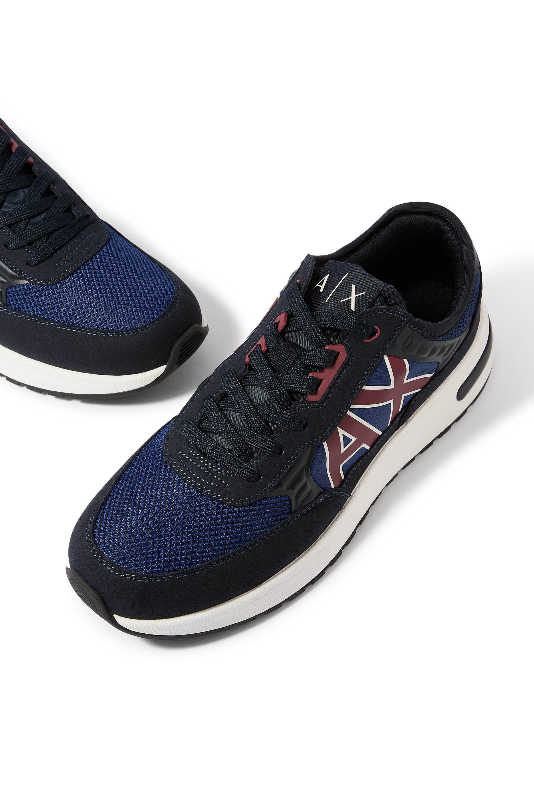 سنيكرز بأربطة وشعار الماركة بملمس بارز