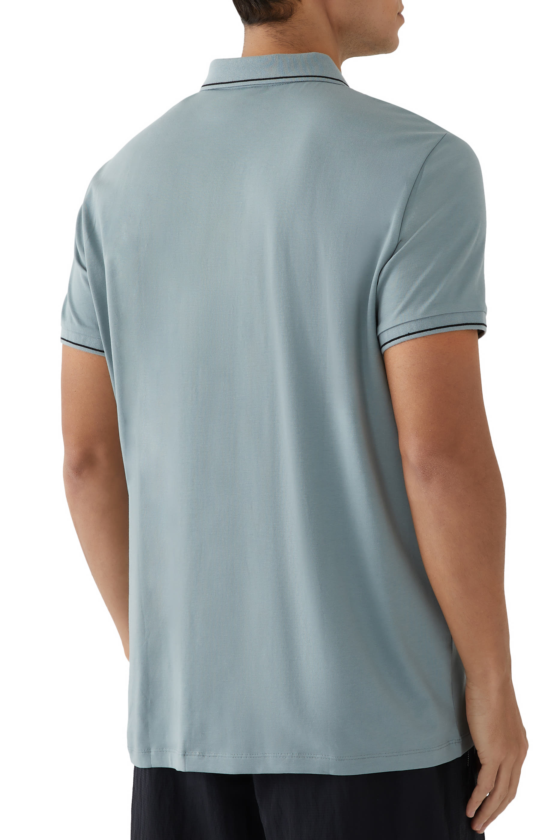 قميص بولو بشعار الماركة بلون مغاير