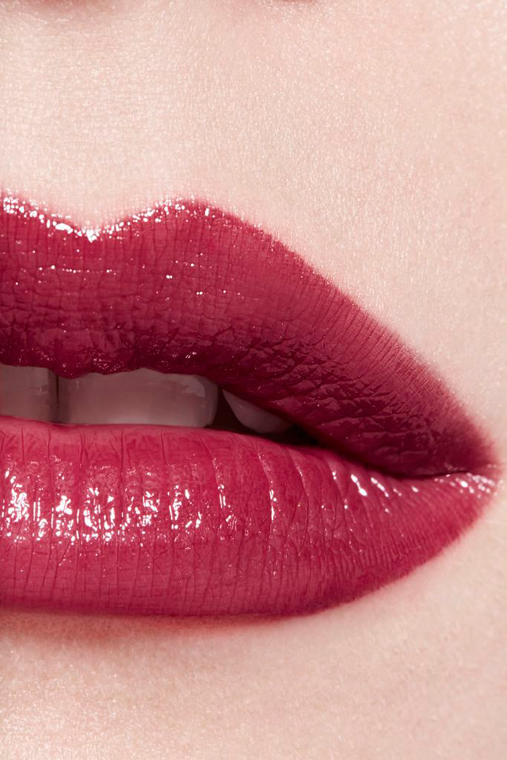 لون وإشراقة وكثافة بلمح البصر. ROUGE COCO FLASH