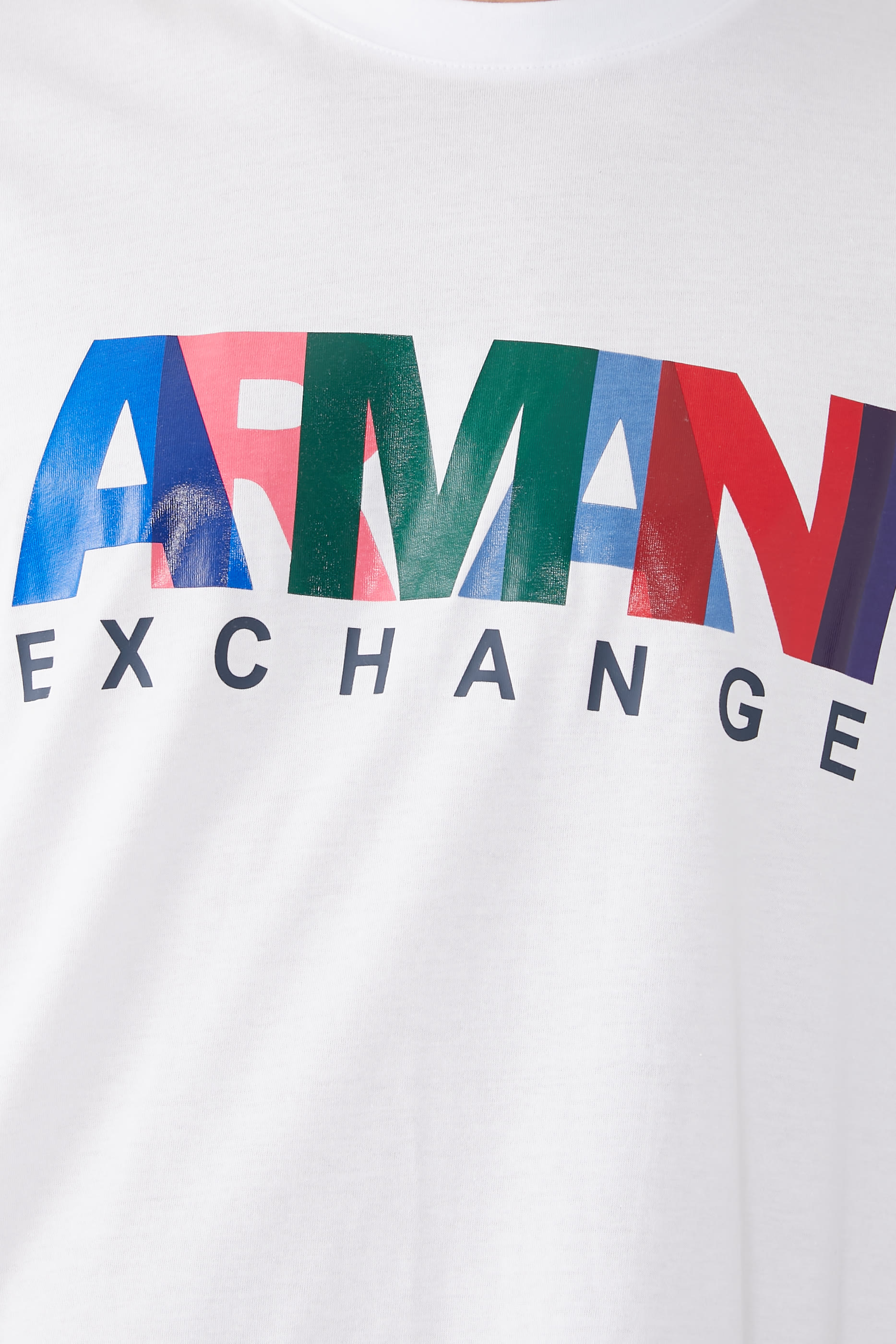 تيشيرت بقصة عادية بياقة ضيقة