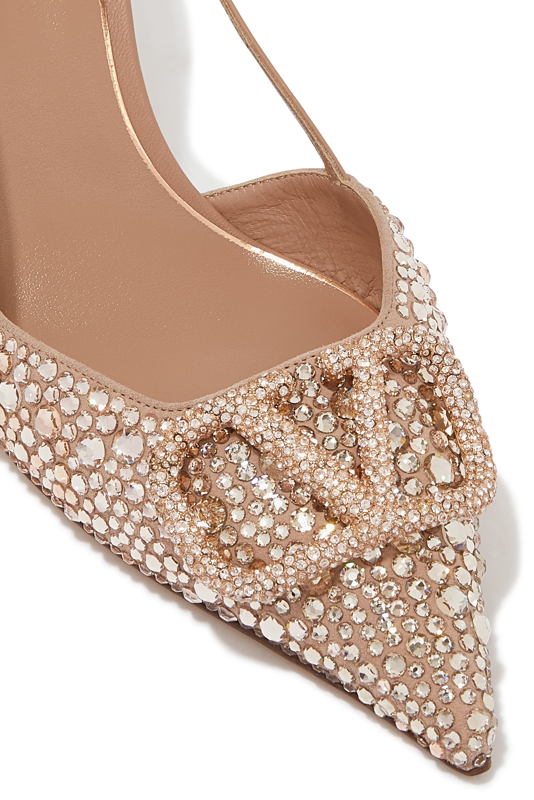 حذاء كلاسيك مفتوح من الخلف بشعار حرف V حصرياً للشرق الأوسط