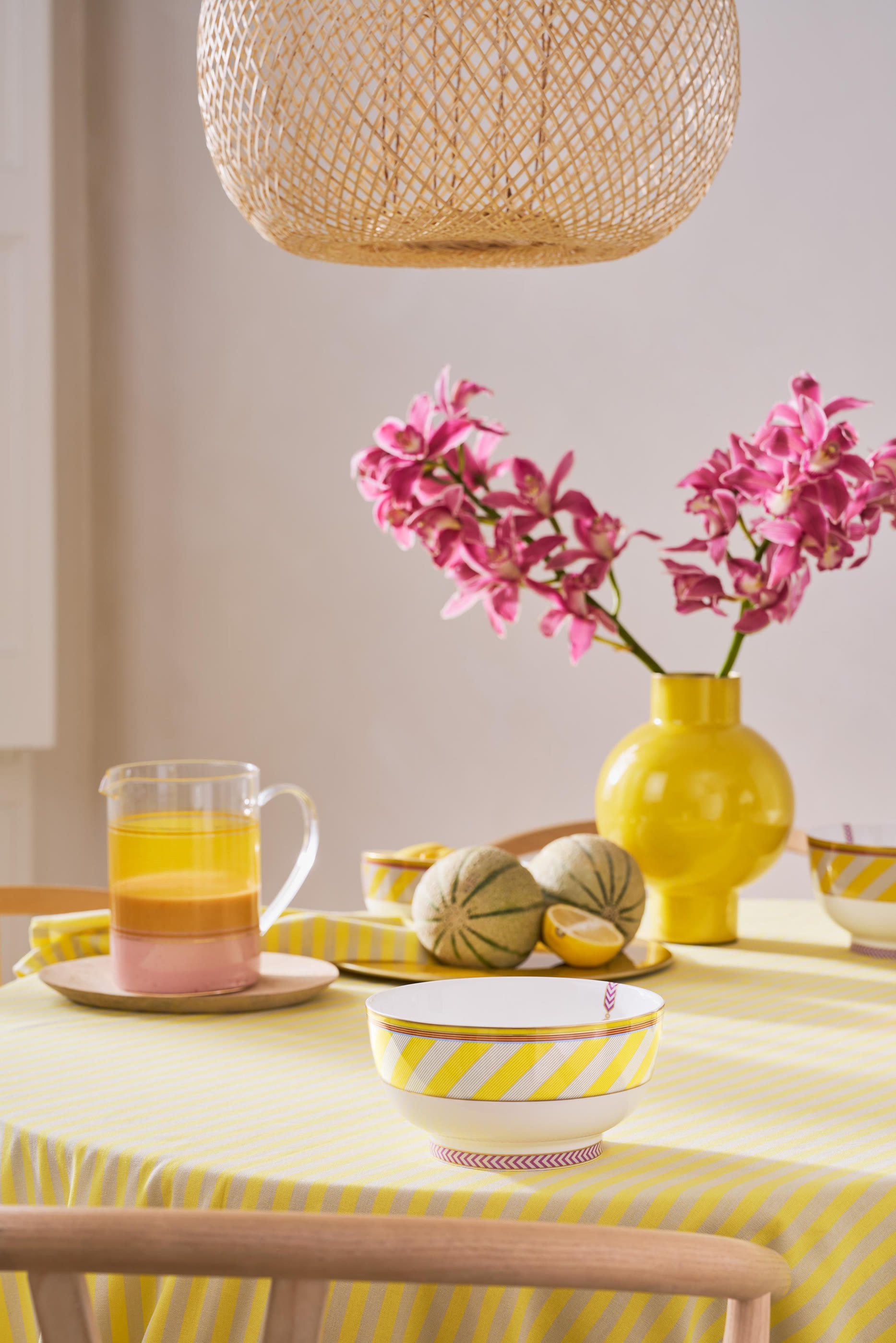 وعاء شيك بنقشة مخططة