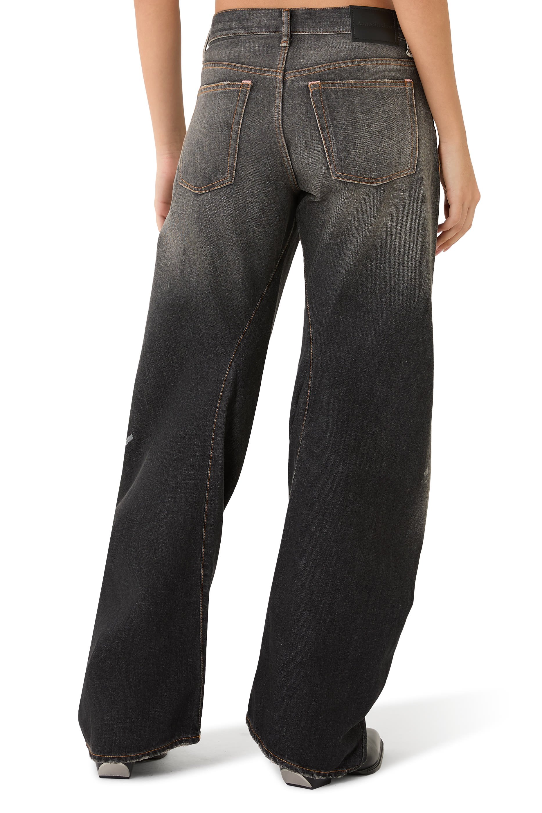 بنطال جينز بقصة واسعة