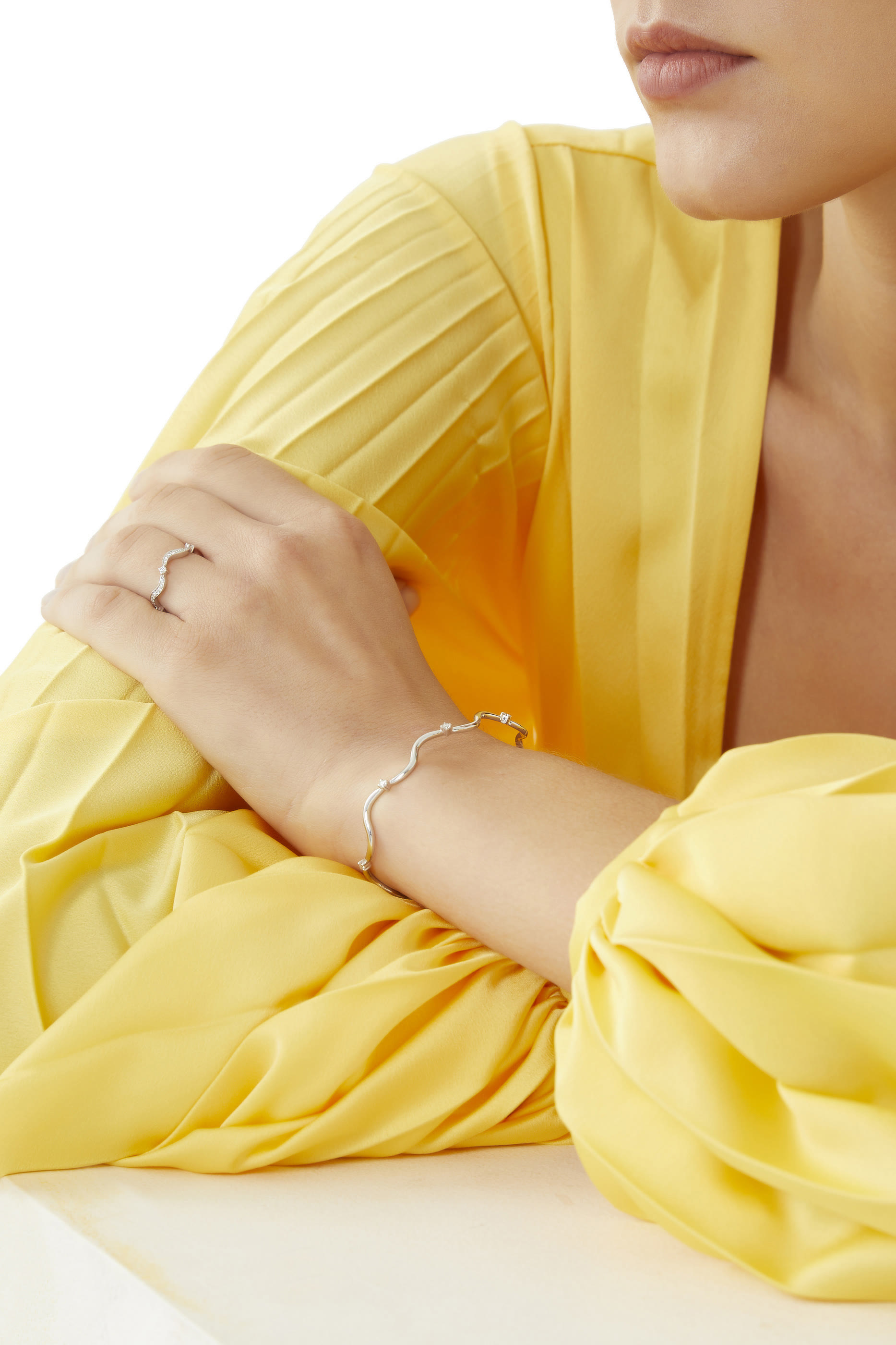 سوار مموج مرصع بالماس ذهب أبيض عيار 18