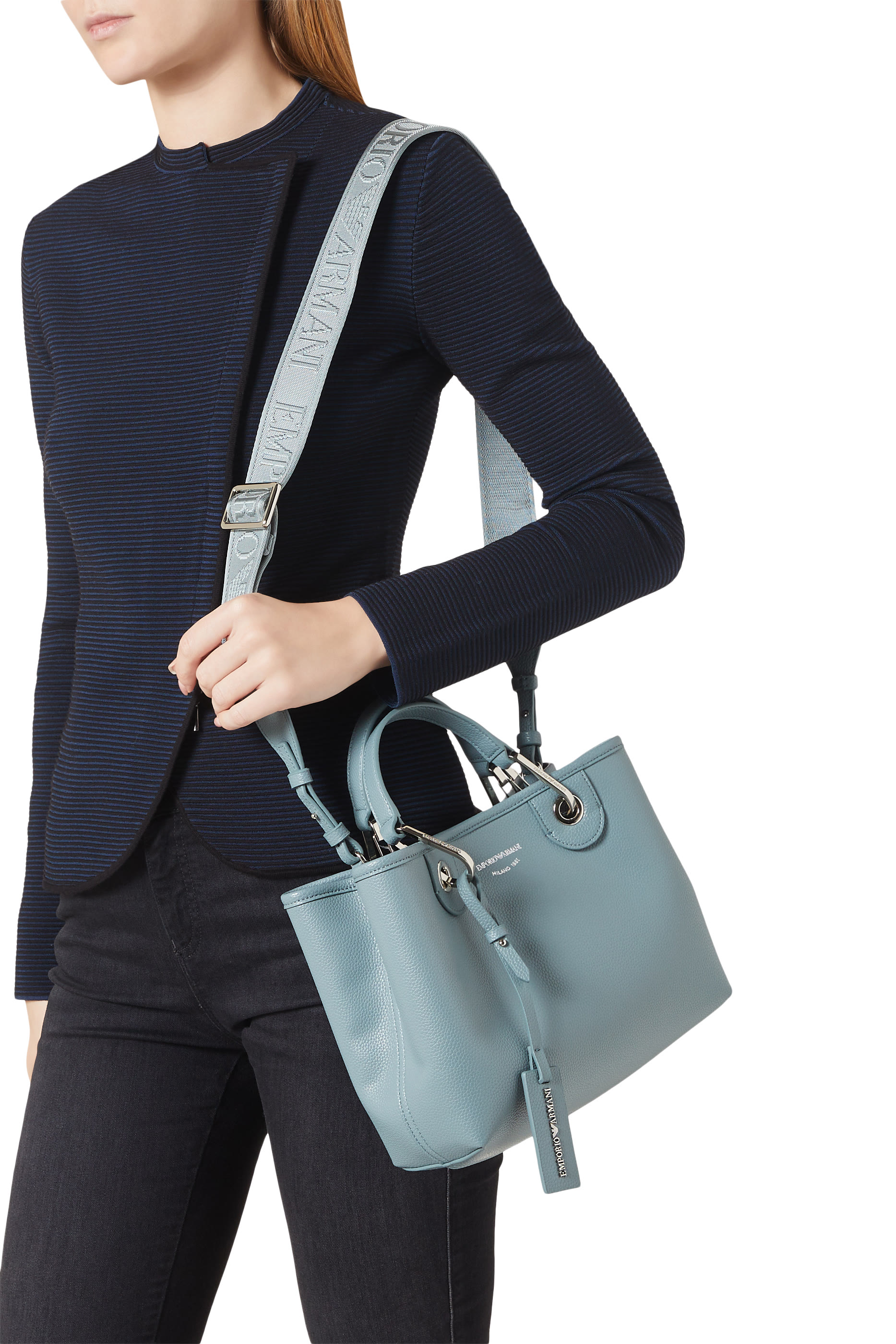 حقيبة يد مزينة بشعار الماركة