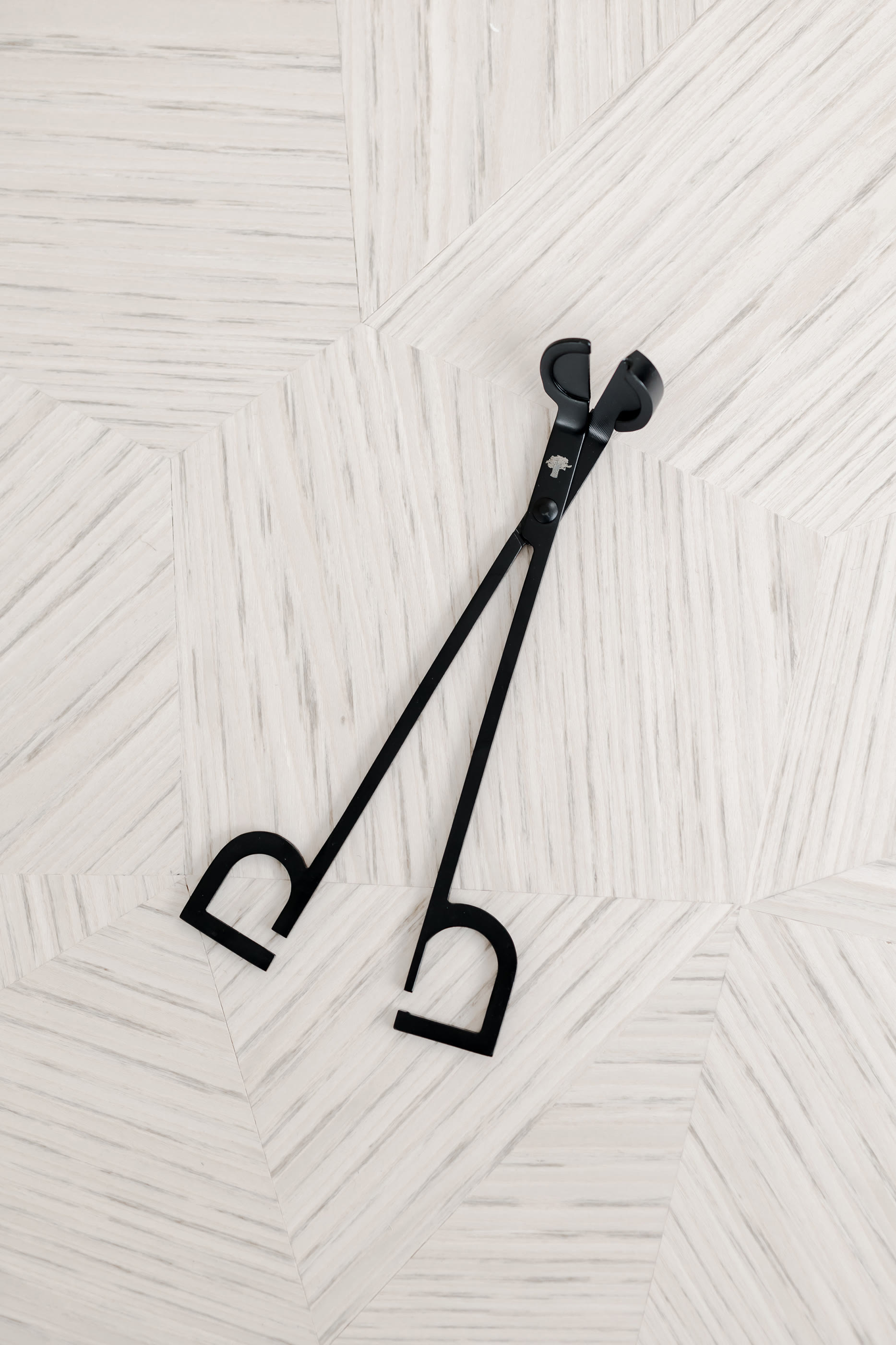 أداة تشذيب الفتيل بلون أسود