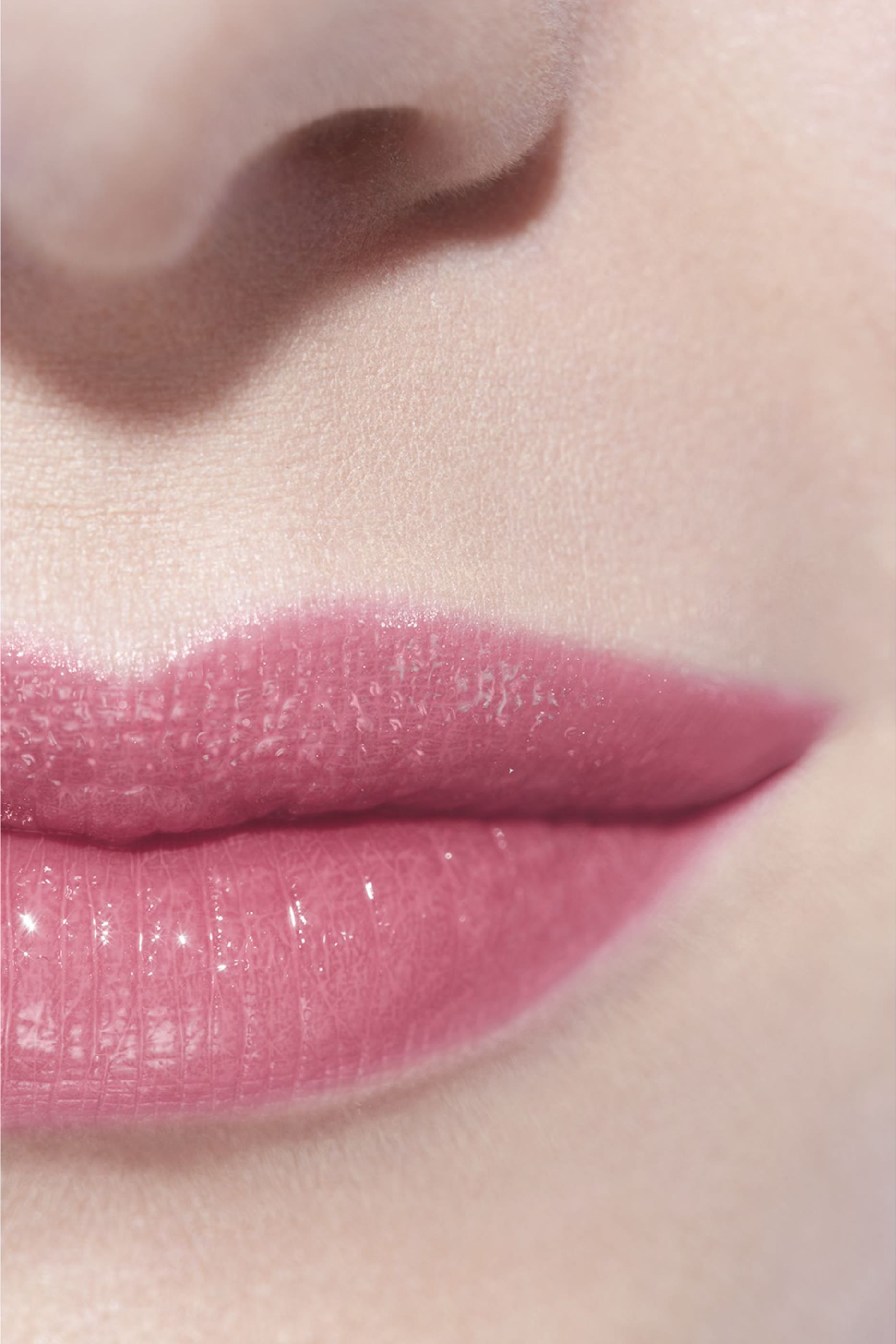 مرطب شفاه ملون Chanel Rouge Coco Baume Shine Hydrating Beautifying