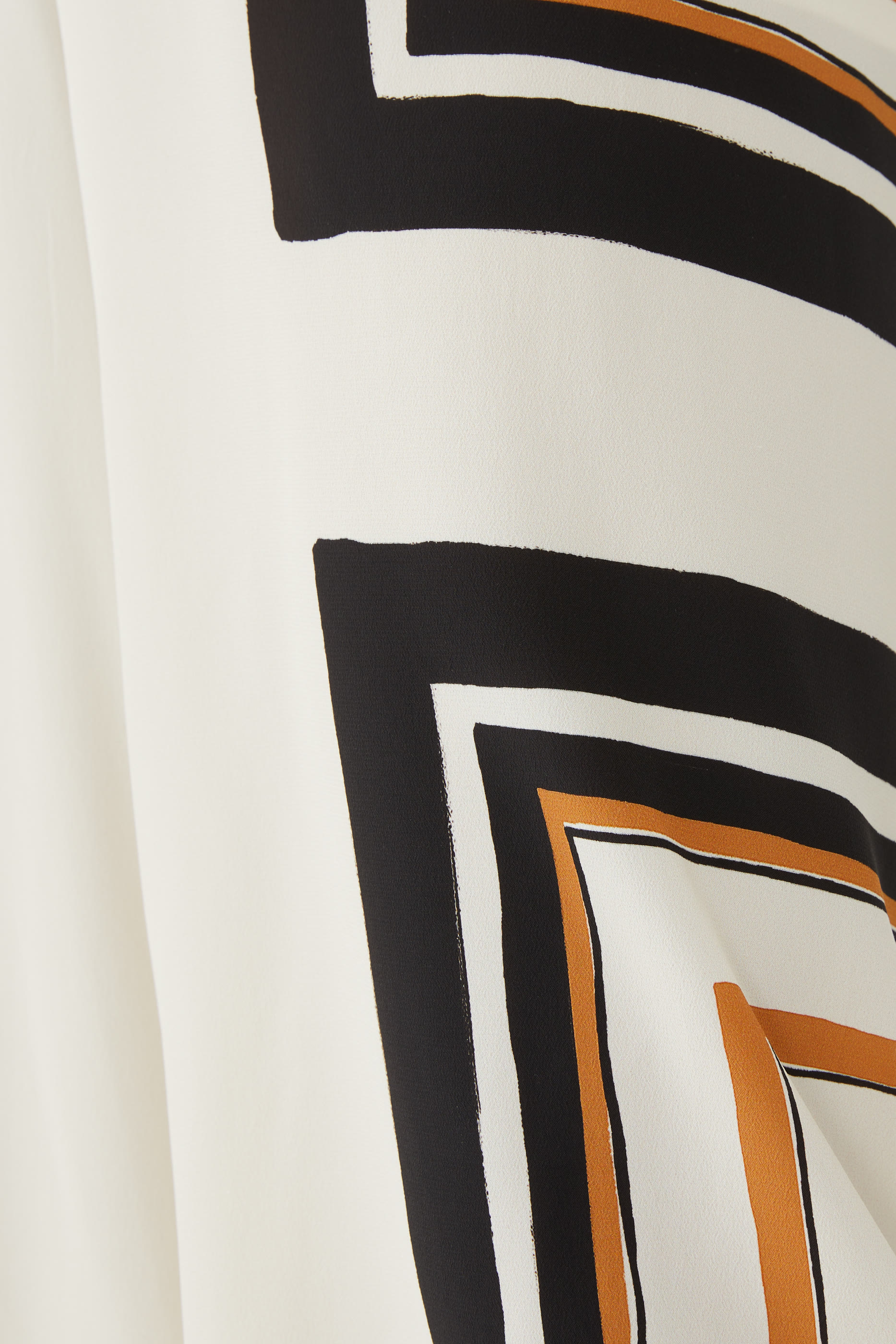 بنطال برباط تضييق على الخصر