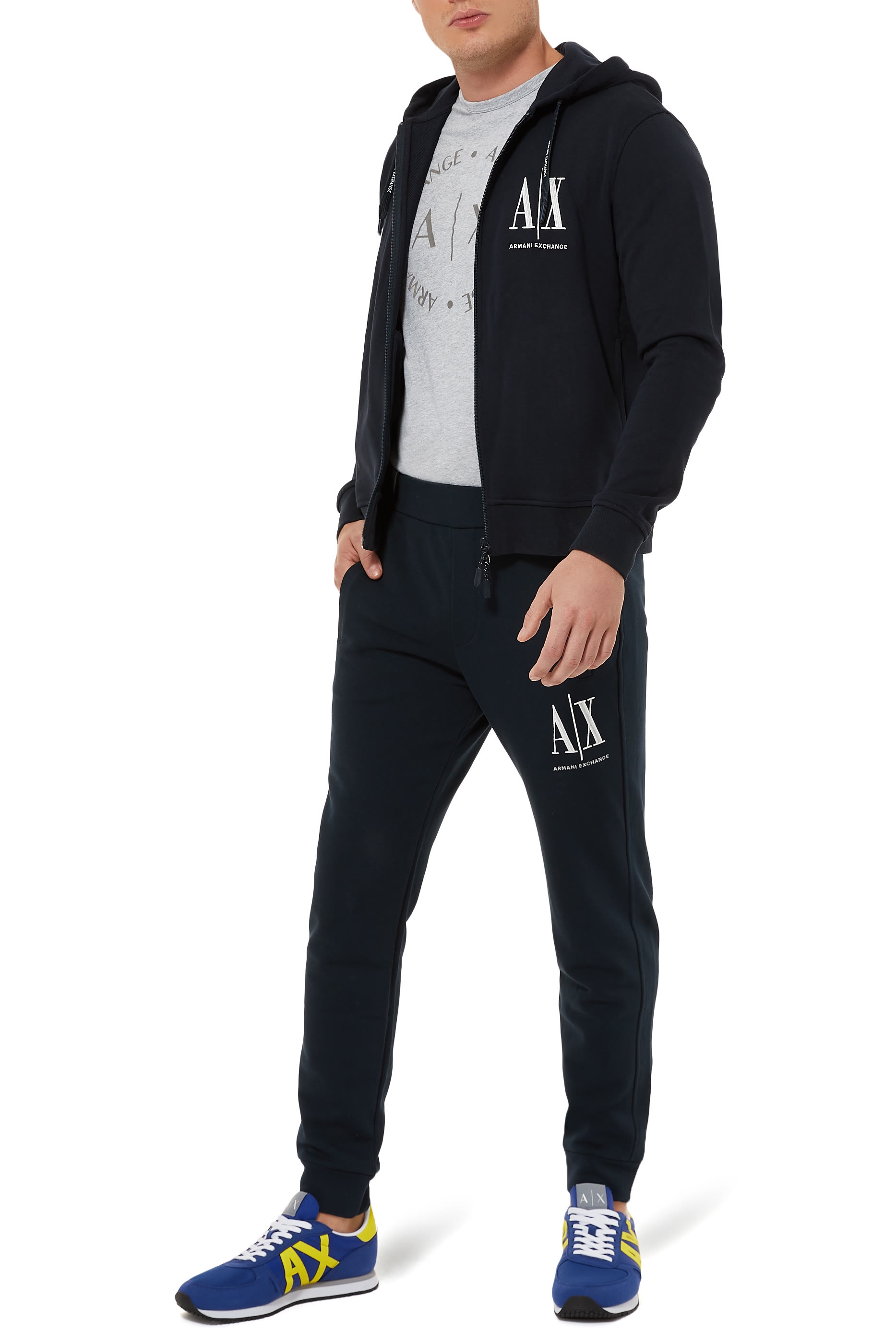 كنزة بغطاء رأس بشعار الماركة