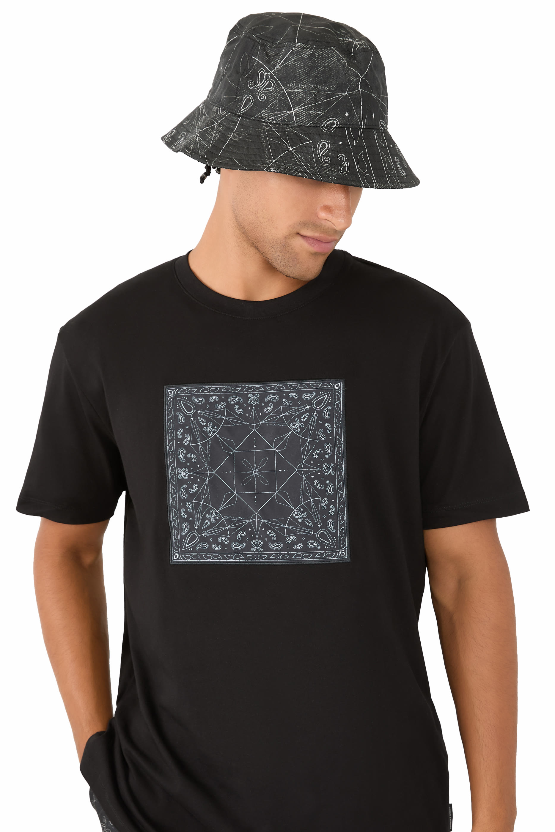 قبعة باكيت مزينة بالكامل