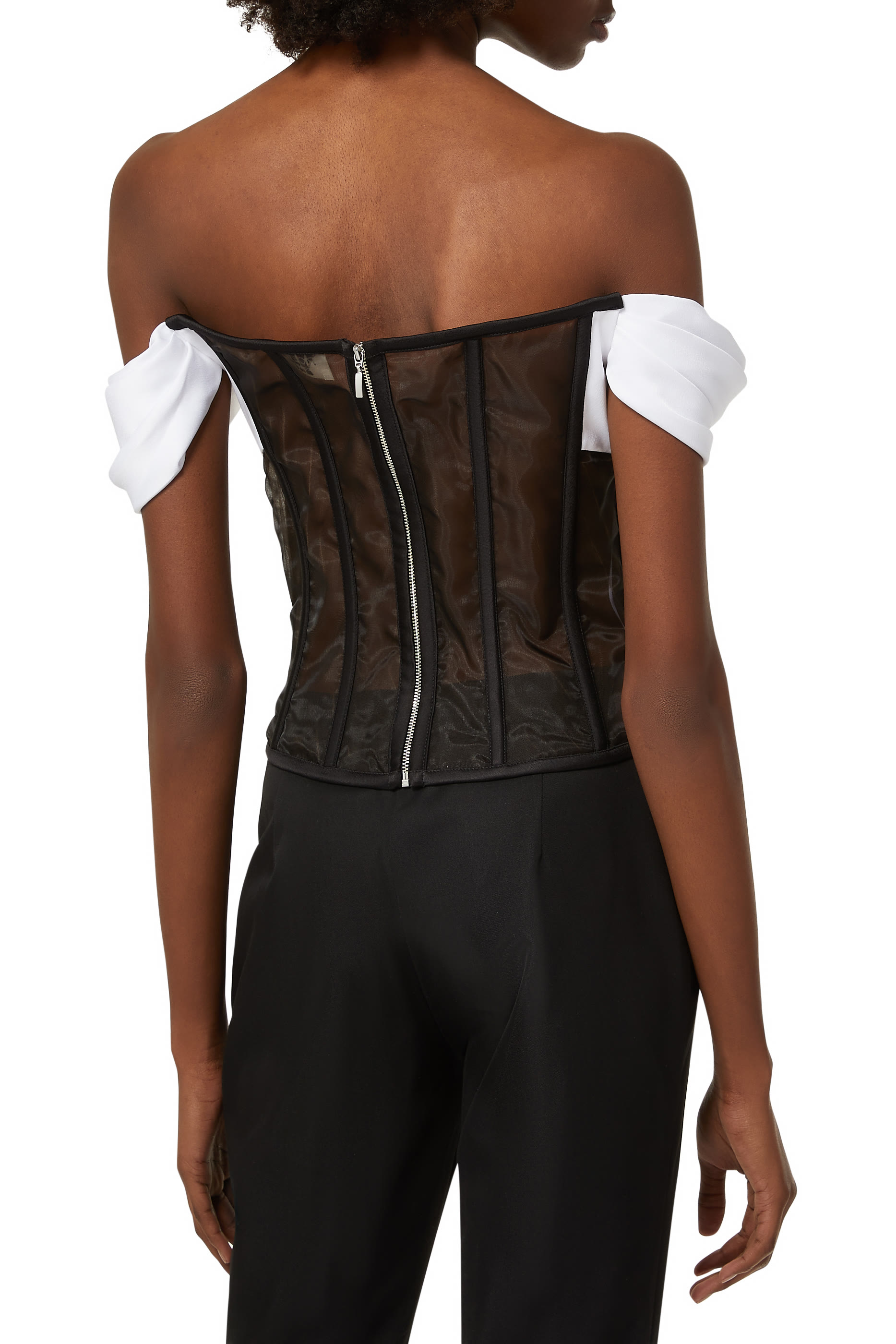 بلوزة بتصميم مشد من الساتان والتول بكتف مكشوف