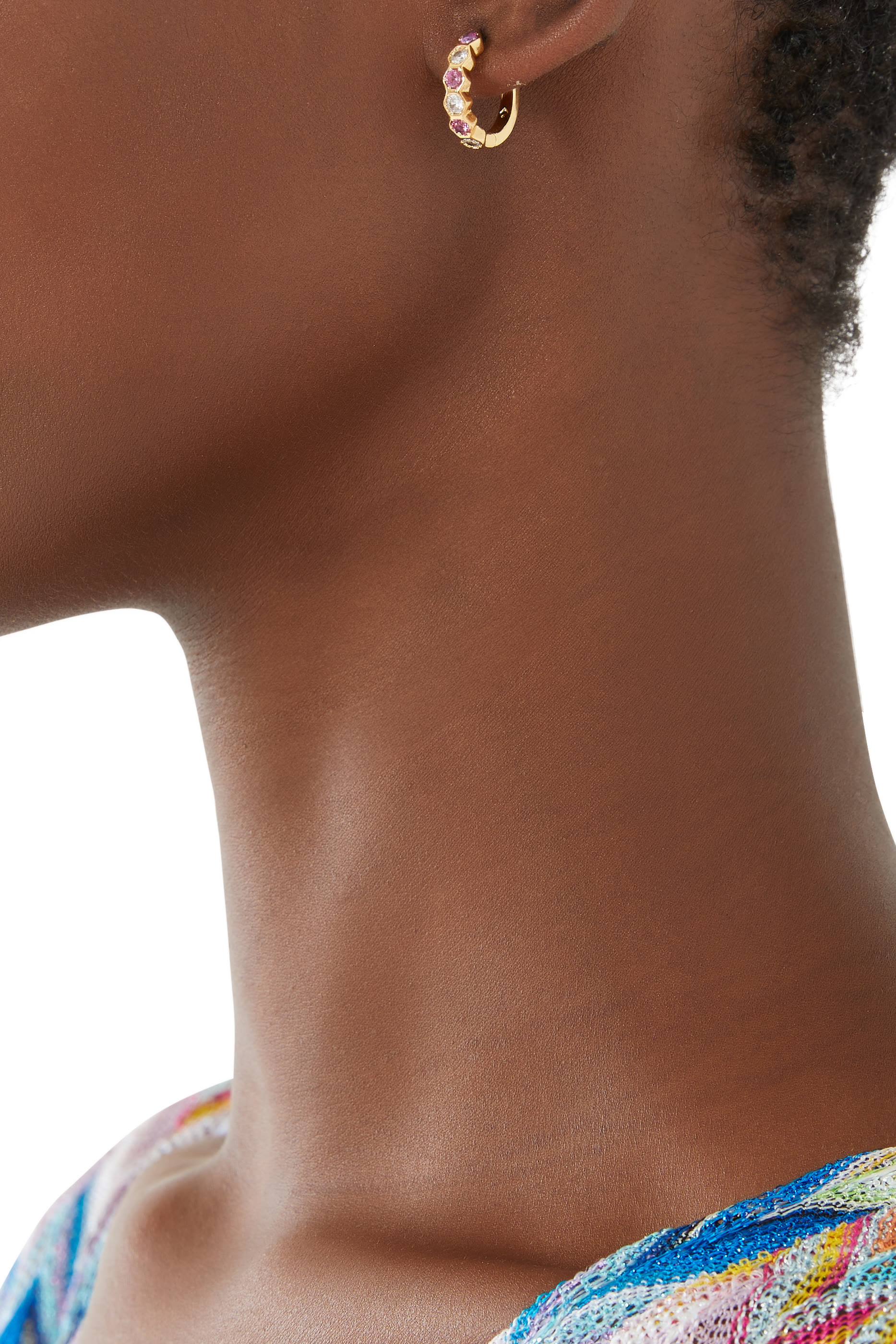 أقراط دائرية أون ذا بول بتصميم سداسي بأحجار زركونيا مكعبة ومشبك من فولاذ مستخدم في المعدات الطبية معدن مطلي