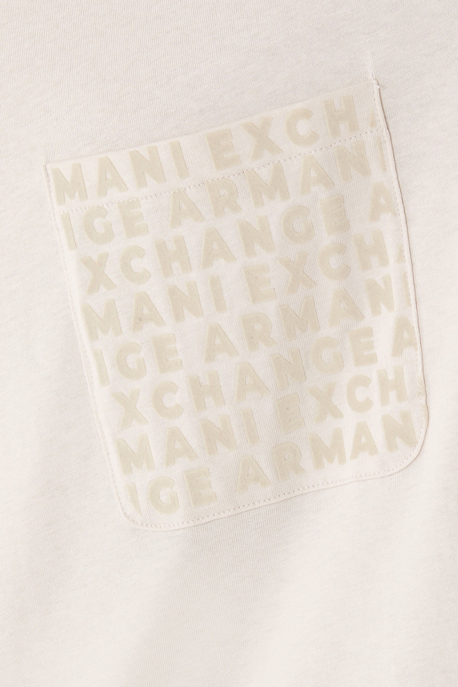 تيشيرت بقصة عادية وجيب بشعار الماركة