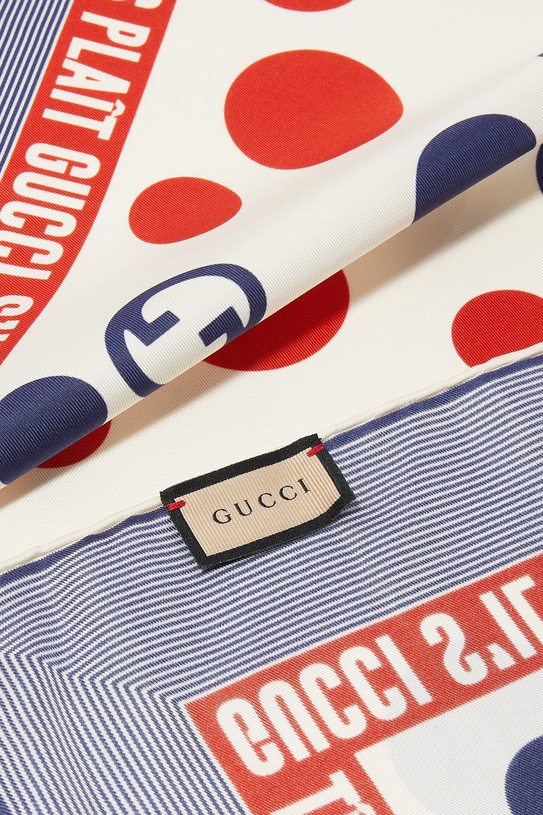 وشاح حرير بطبعات حروف شعار الماركة بتصميم متداخل مستدير