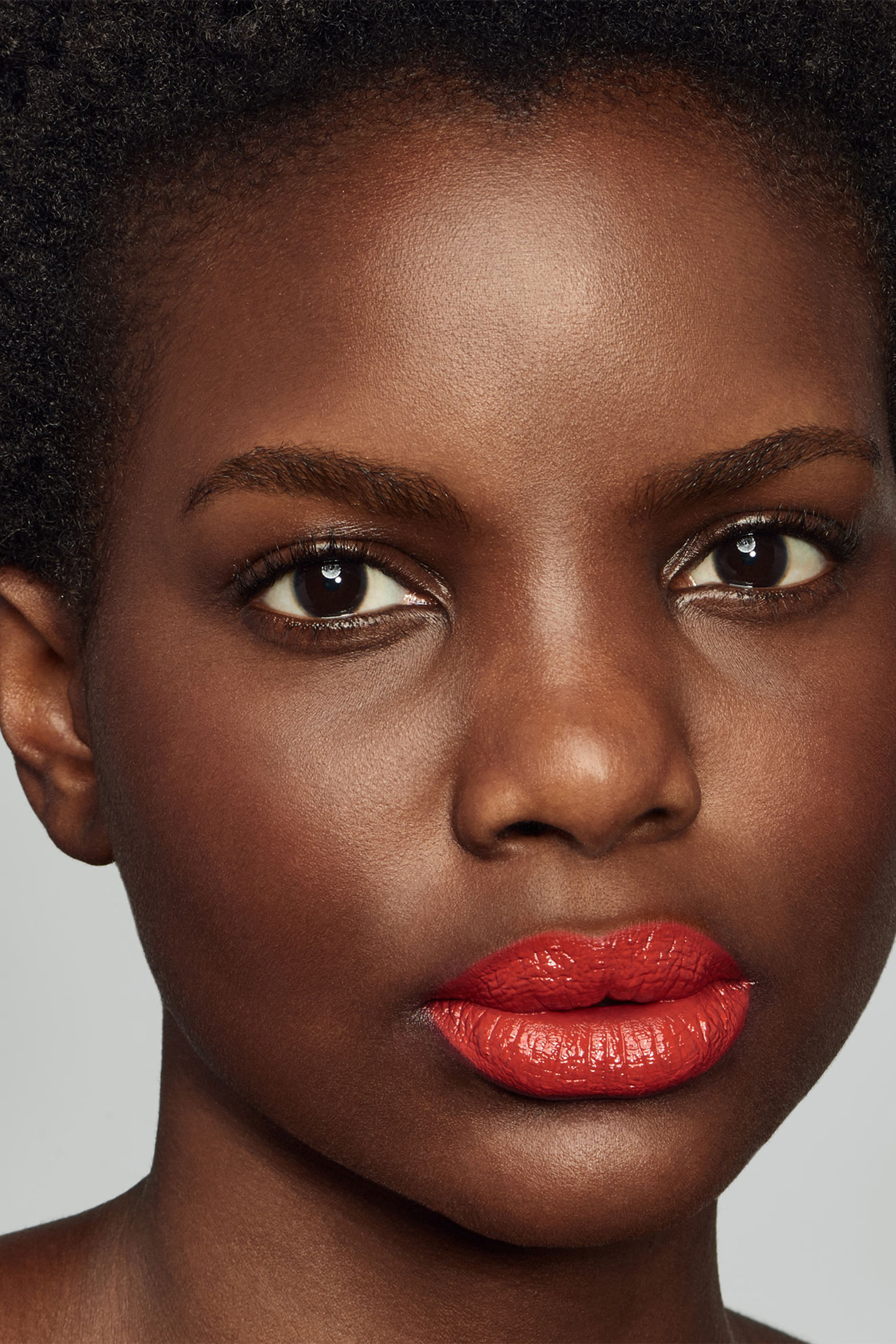 أحمر شفاه بيور كولور إنفي لنحت الشفاه