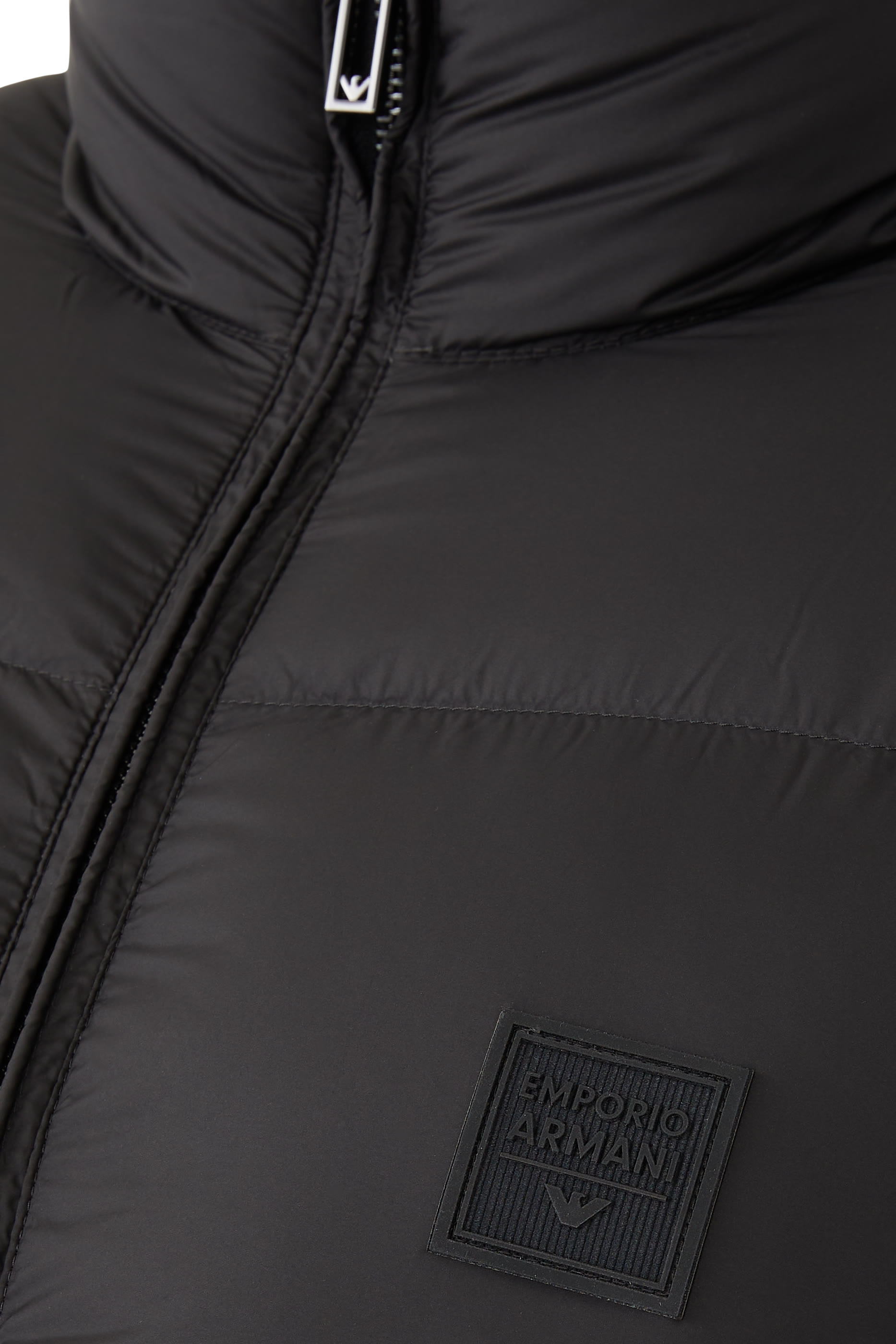 جاكيت مبطن برقعة شعار الماركة بلمسة مطاطية