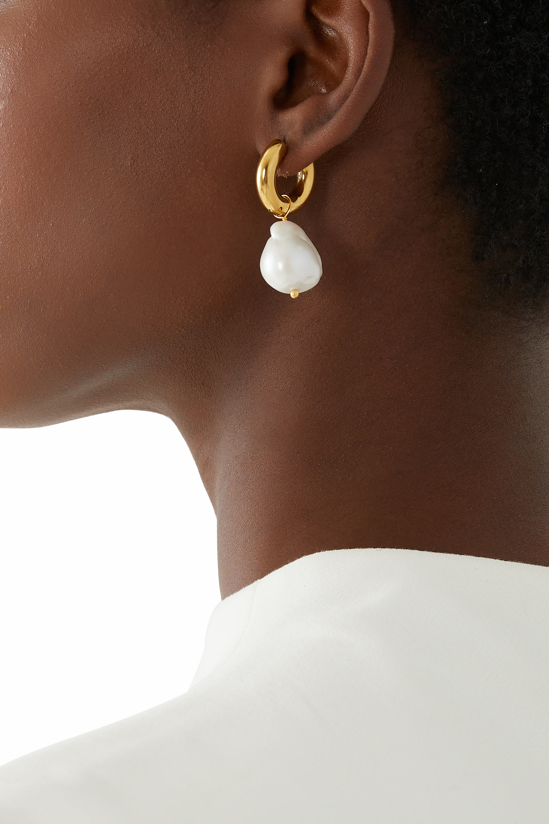 أقراط مزينة بمالاكيت ولؤلؤ، نحاس مطلي بذهب عيار 24