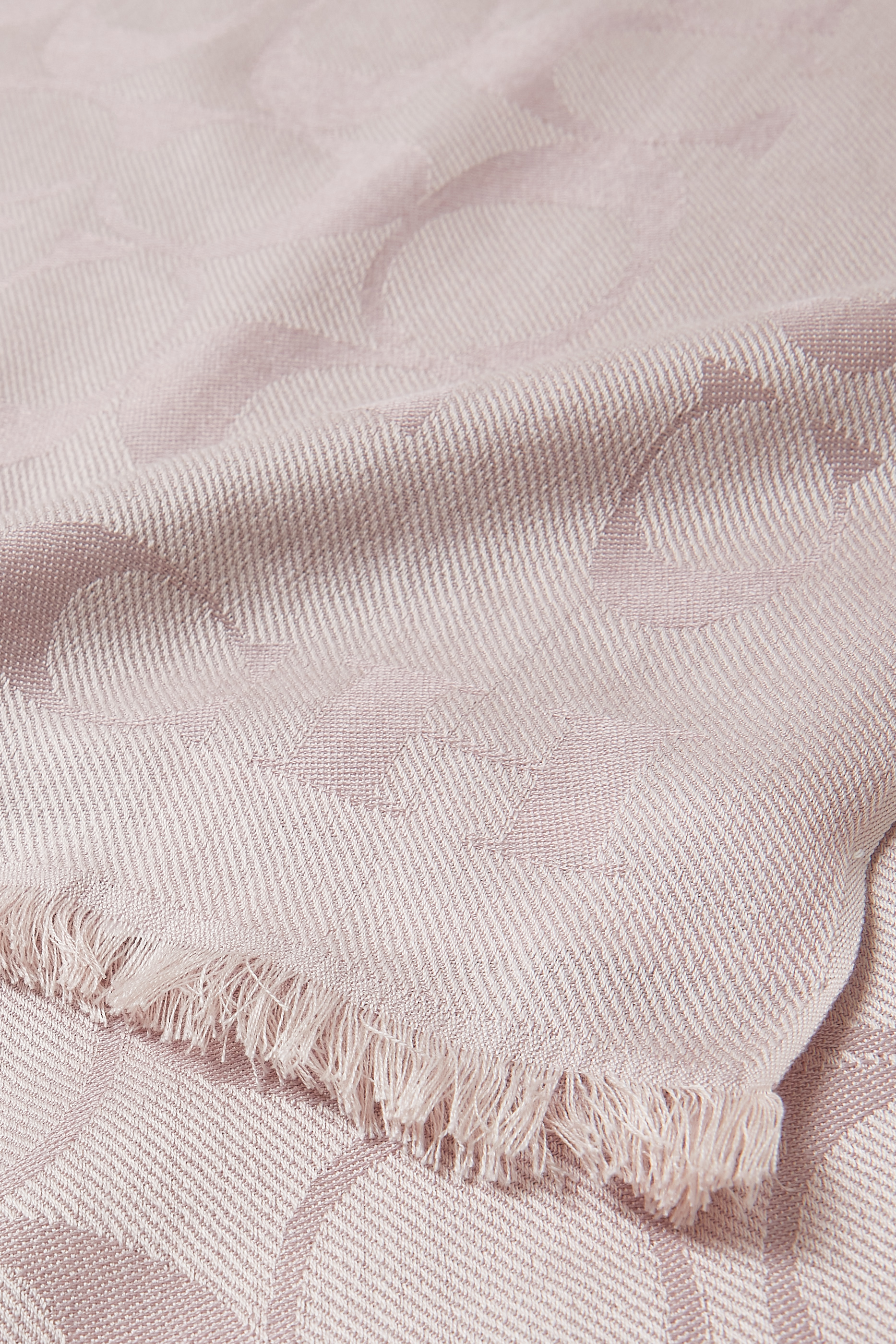 وشاح بنقشة شعار الماركة