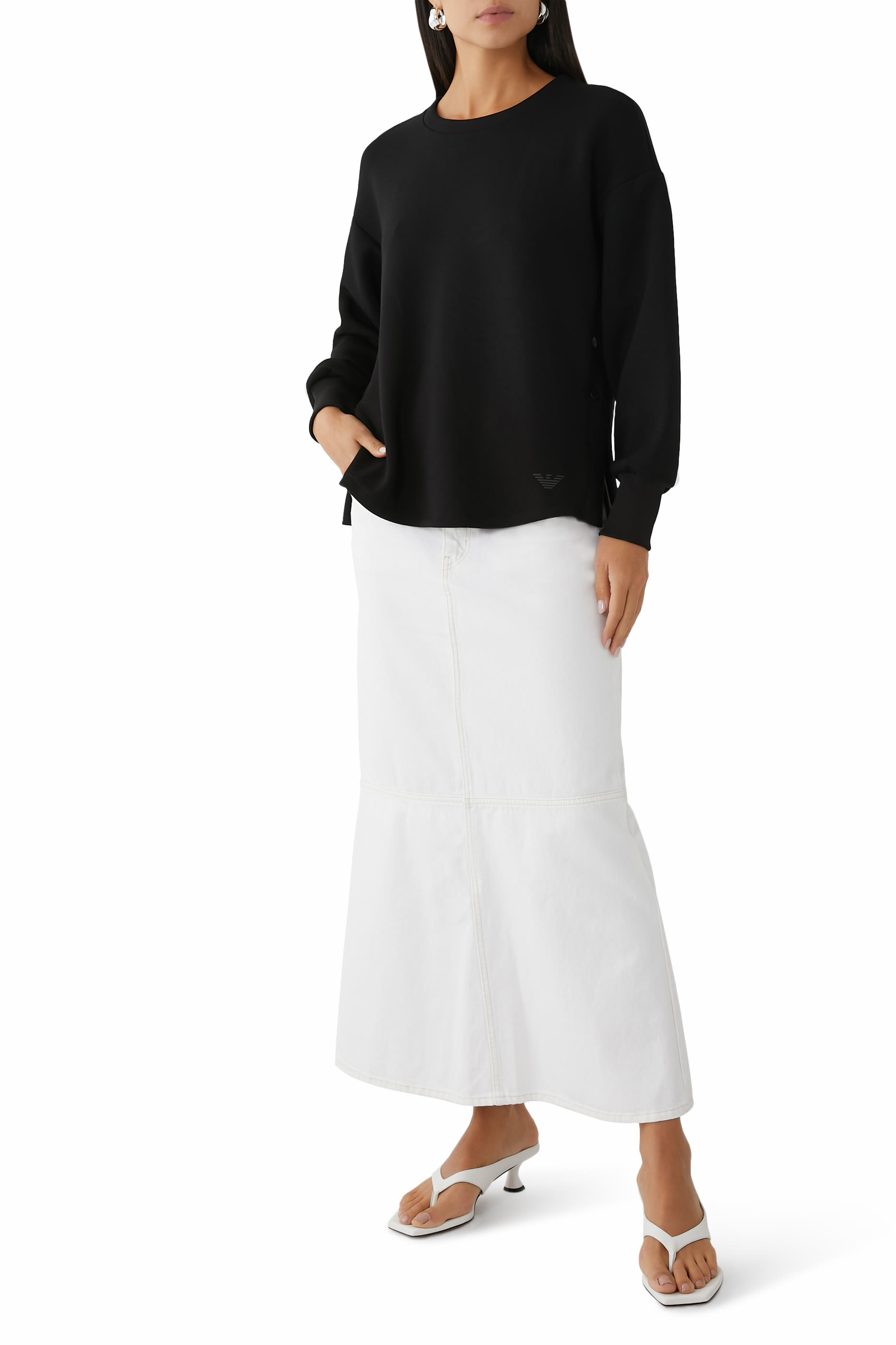 سويت شيرت بشعار الماركة بحجم صغير