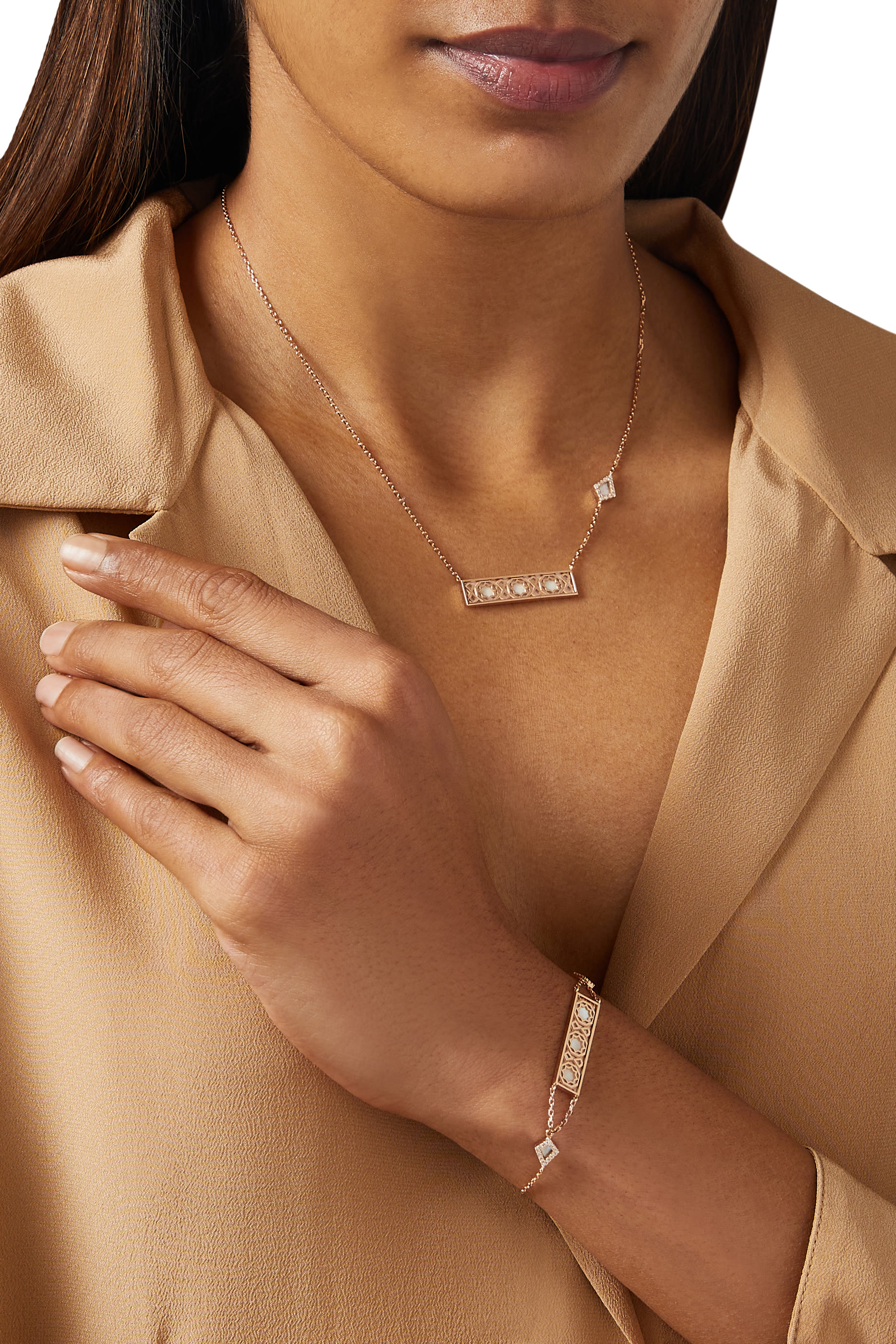 قلادة عود تراث مرصعة بعرق اللؤلؤ والماس، ذهب وردي عيار 18