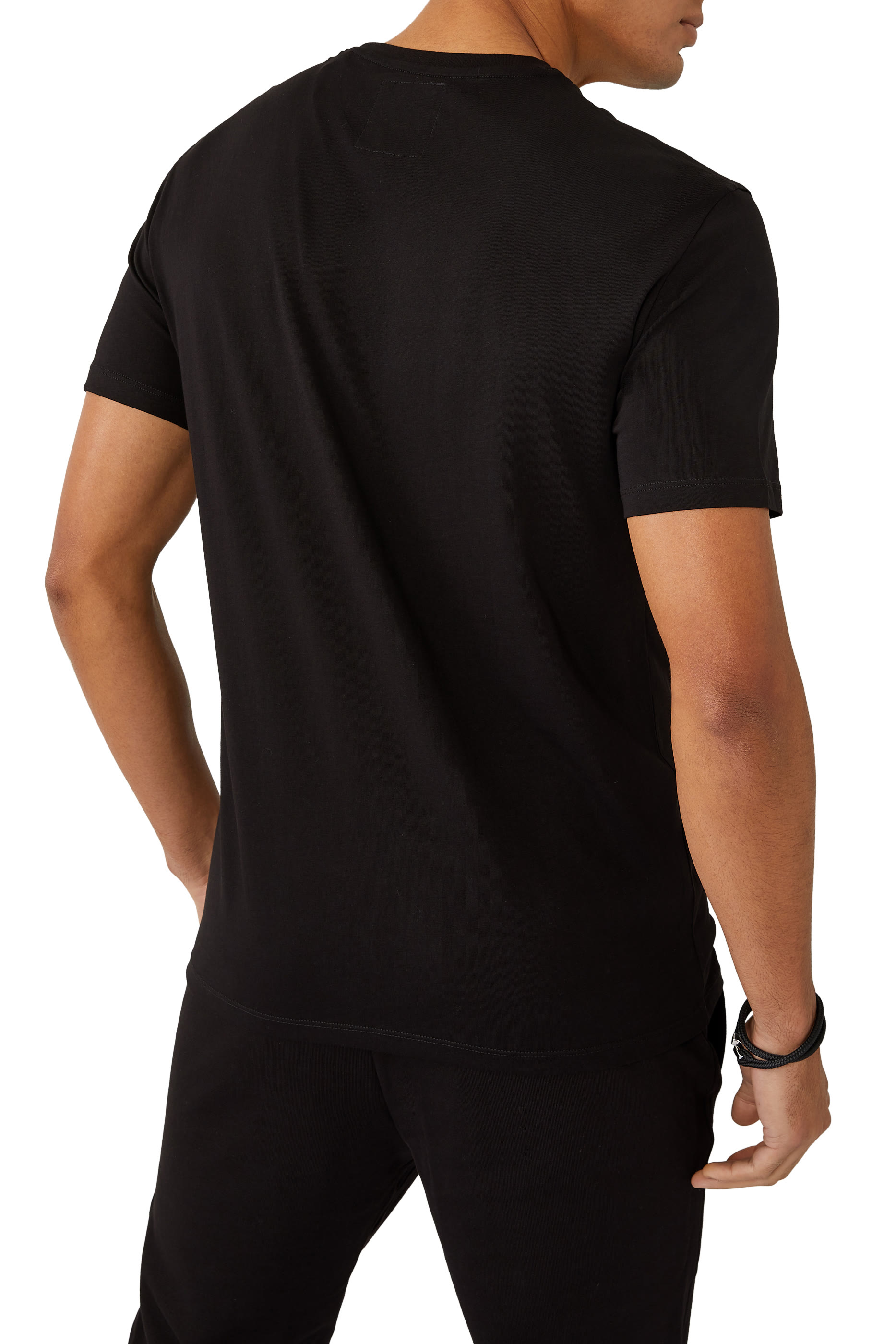 تي شيرت بطبعة شعار الماركة الشهير