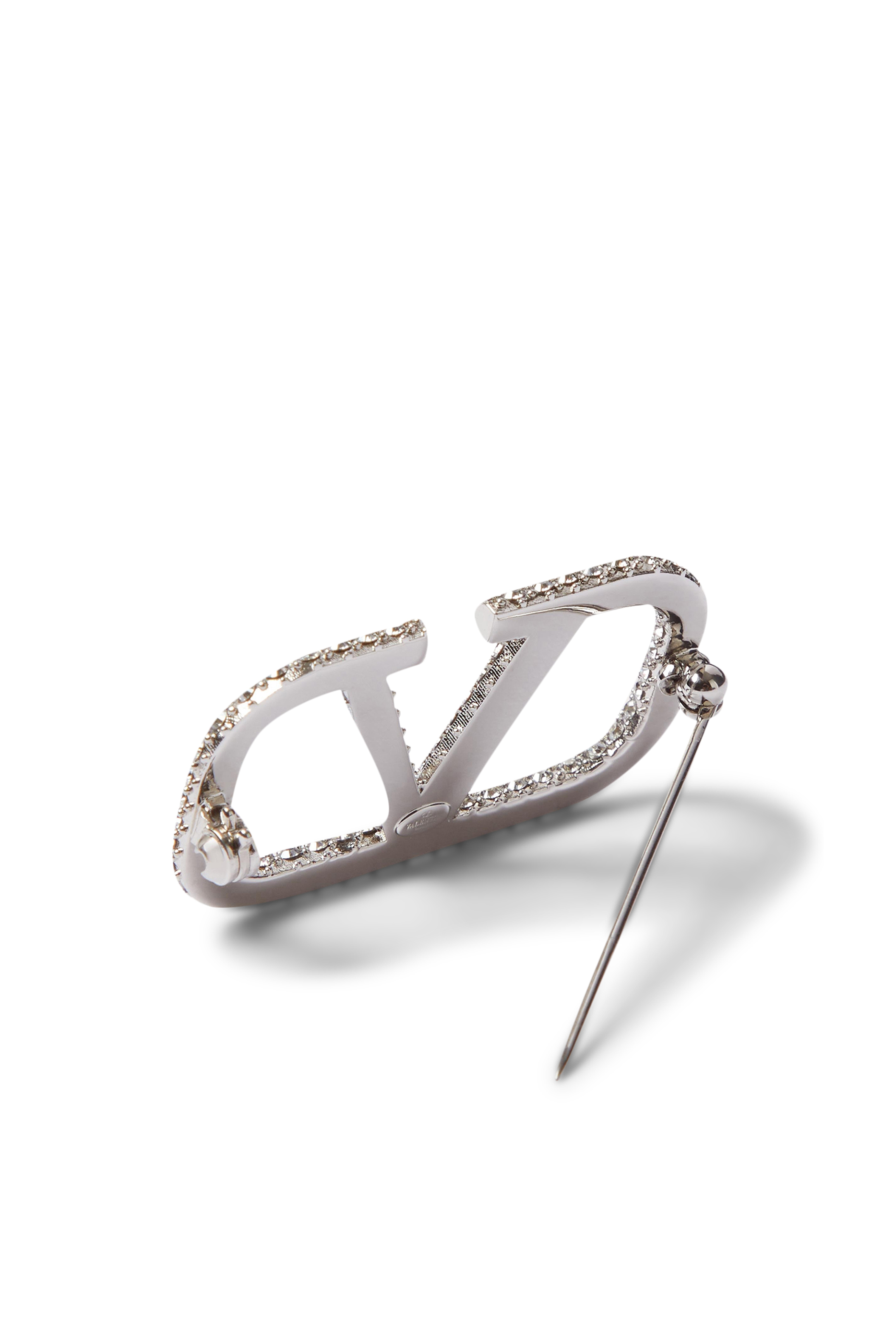 بروش بتصميم شعار V مرصع بكريستال سواروفسكي